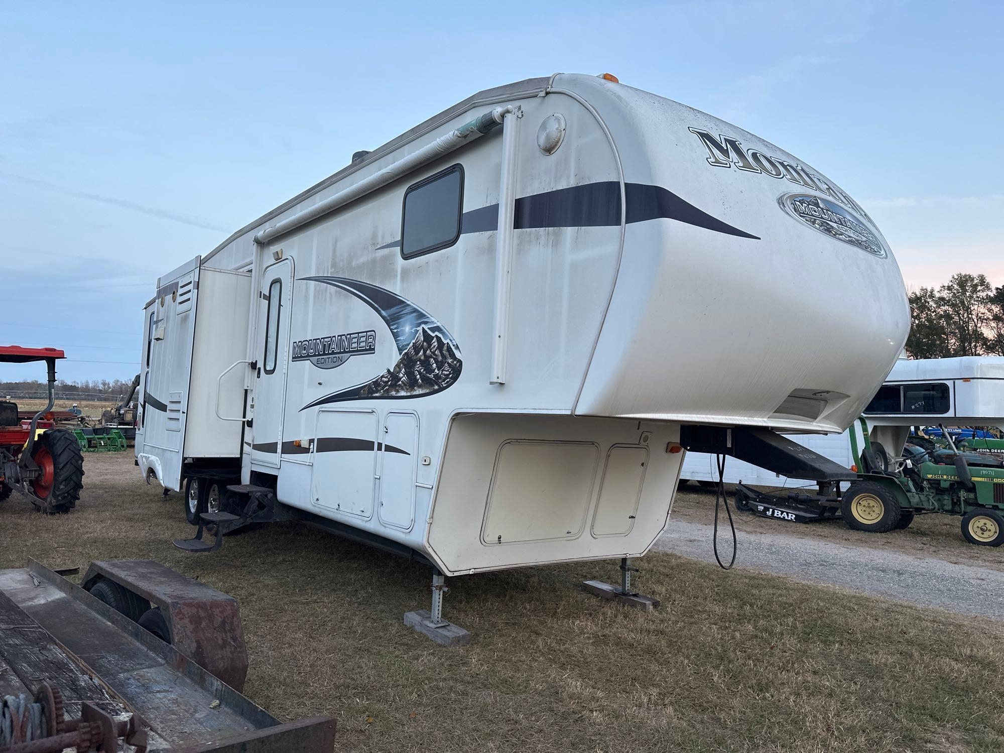 MONTANA MOUNTAINEER 5TH WHEEL CAMPER (A52708)