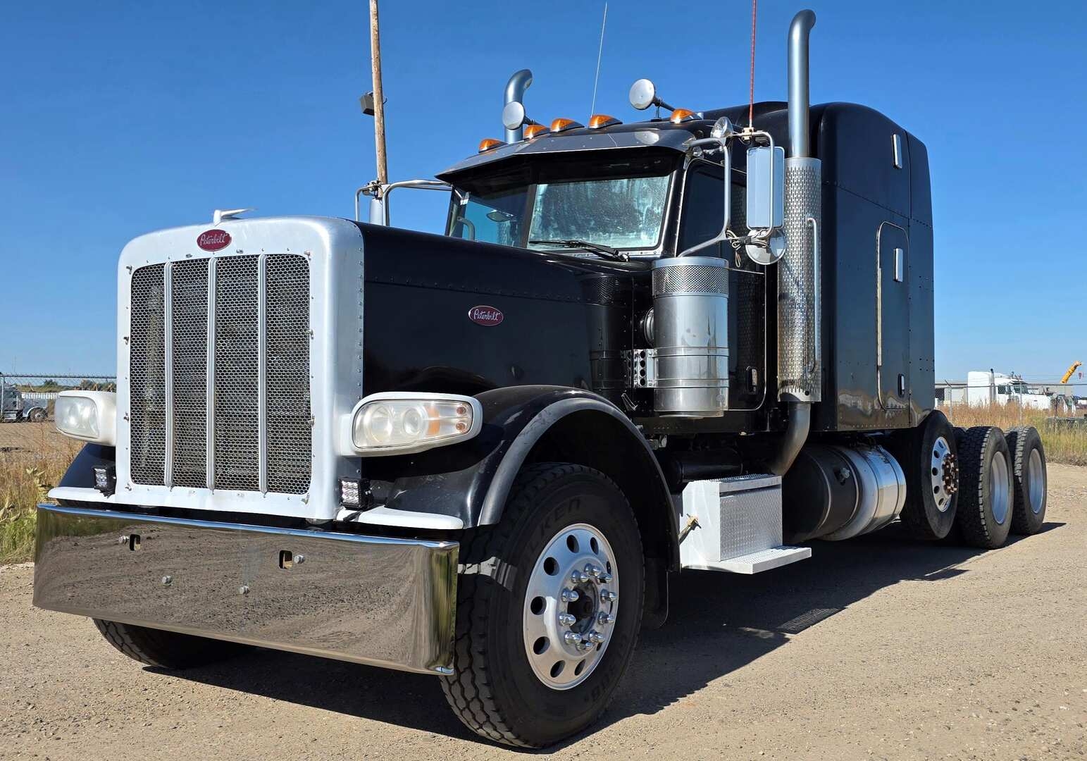 2015 PETERBILT 389 TRI-AXLE MID-ROOF SLEEPER (A52472)