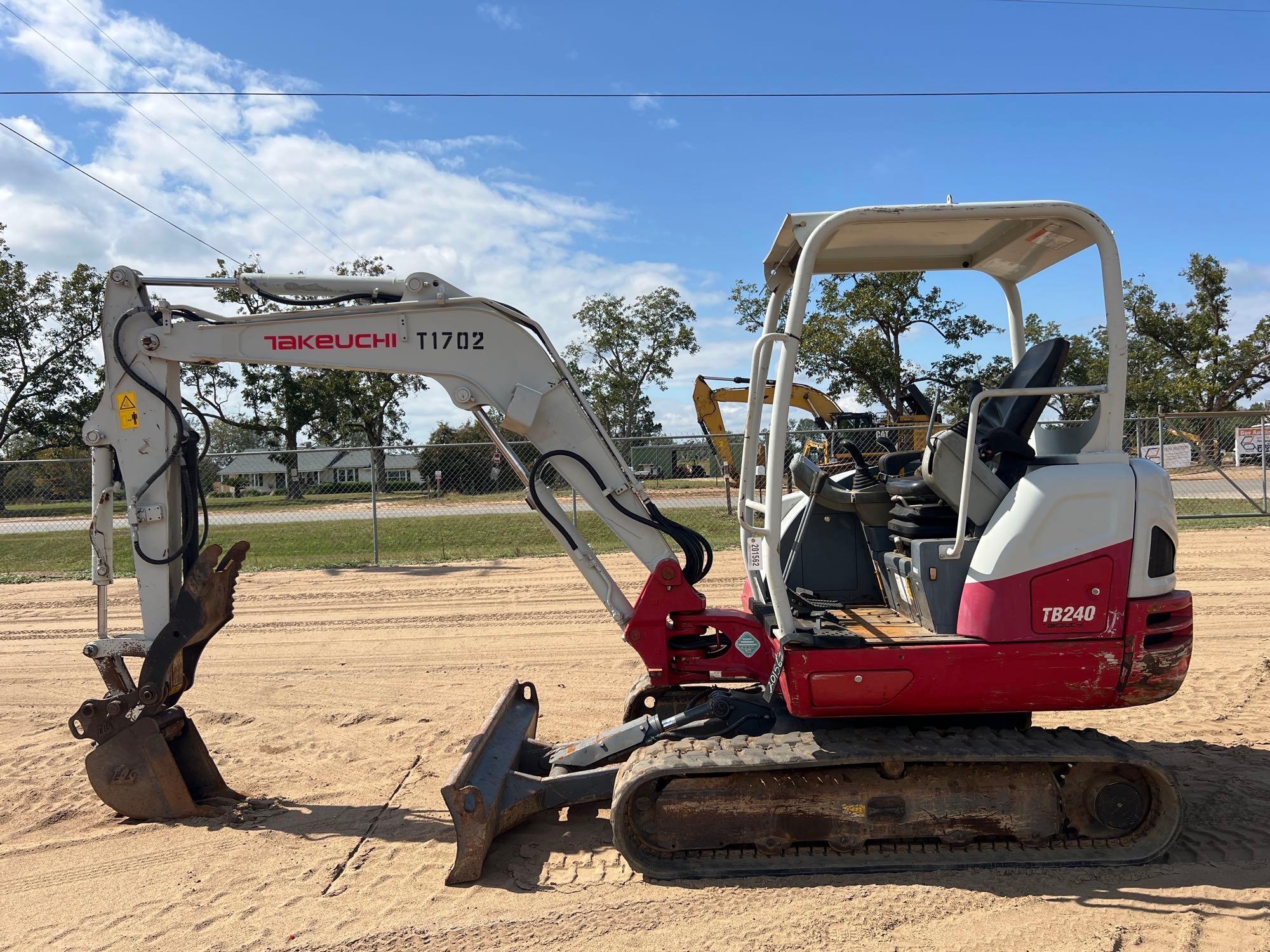 2018 TAKEUCHI TB240 EXCAVATOR (A52705)