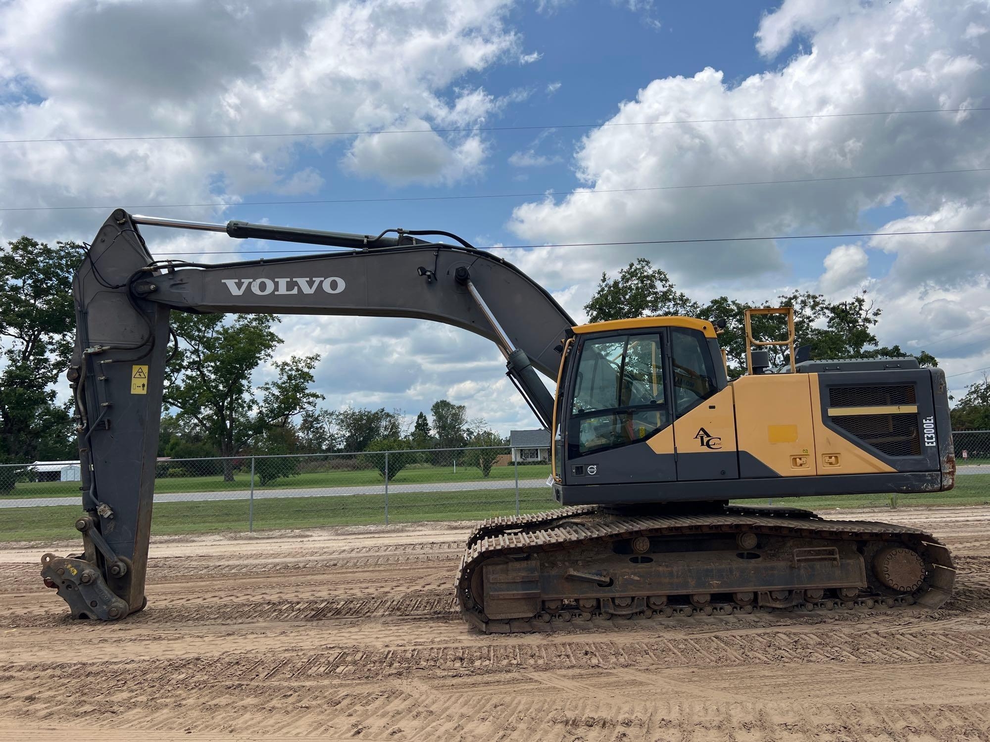 VOLVO EC300EL EXCAVATOR (A51242)
