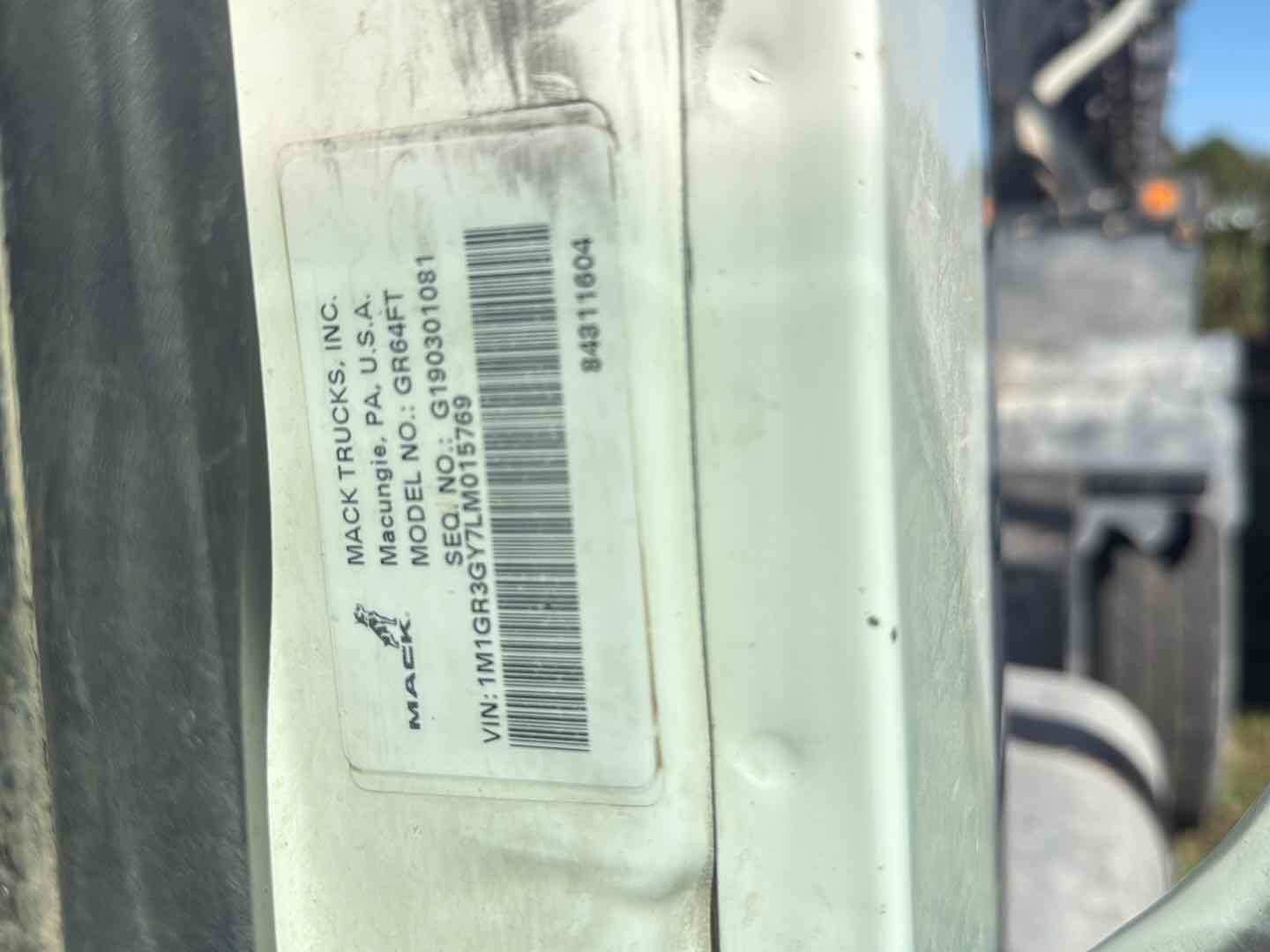 2020 MACK GR64FT (A58214)