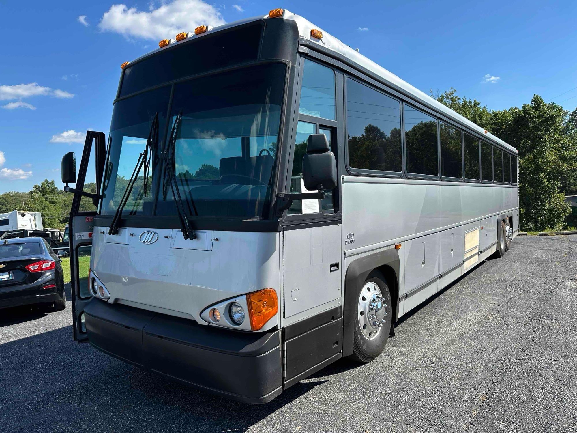 2004 MCI D4500 Passenger Bus, VIN # 1M8PDMPA54P056247 (A51572)