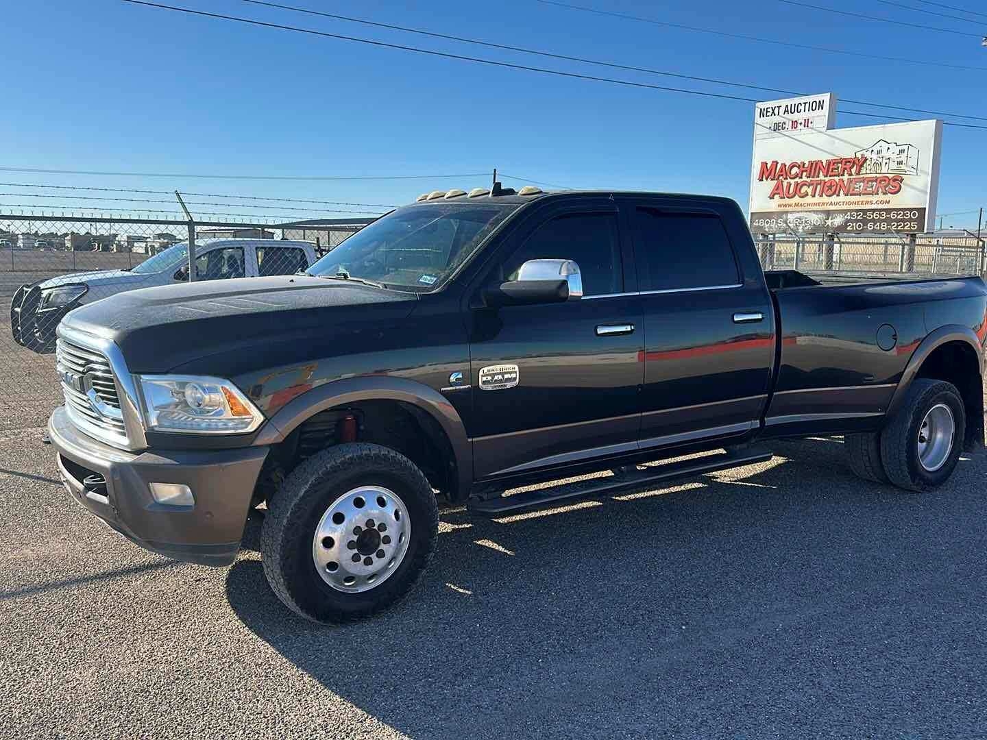 2017 DODGE RAM 3500 DUALLY (A58214)