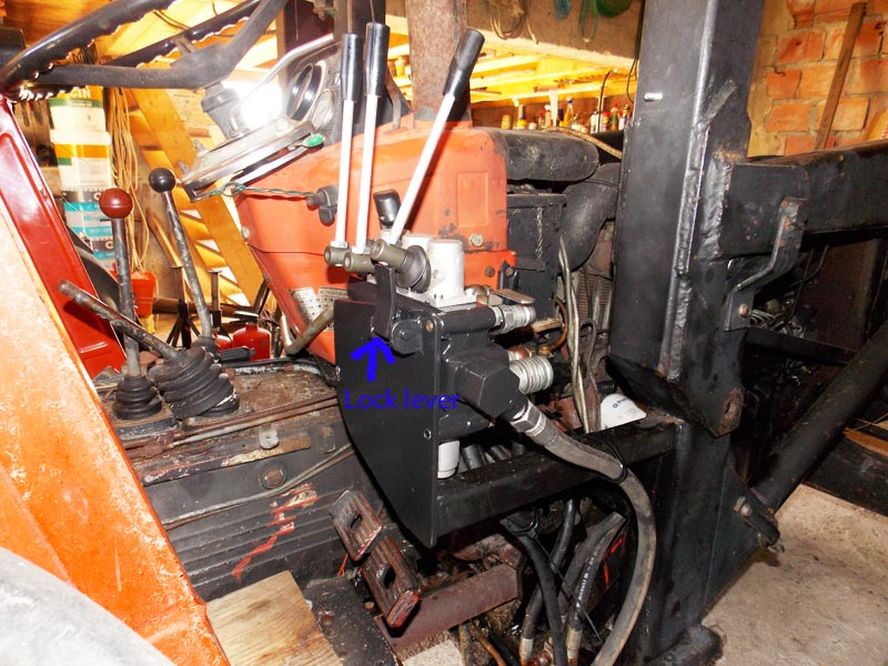 3 lever hydraulic valve Mercury 85.jpg
