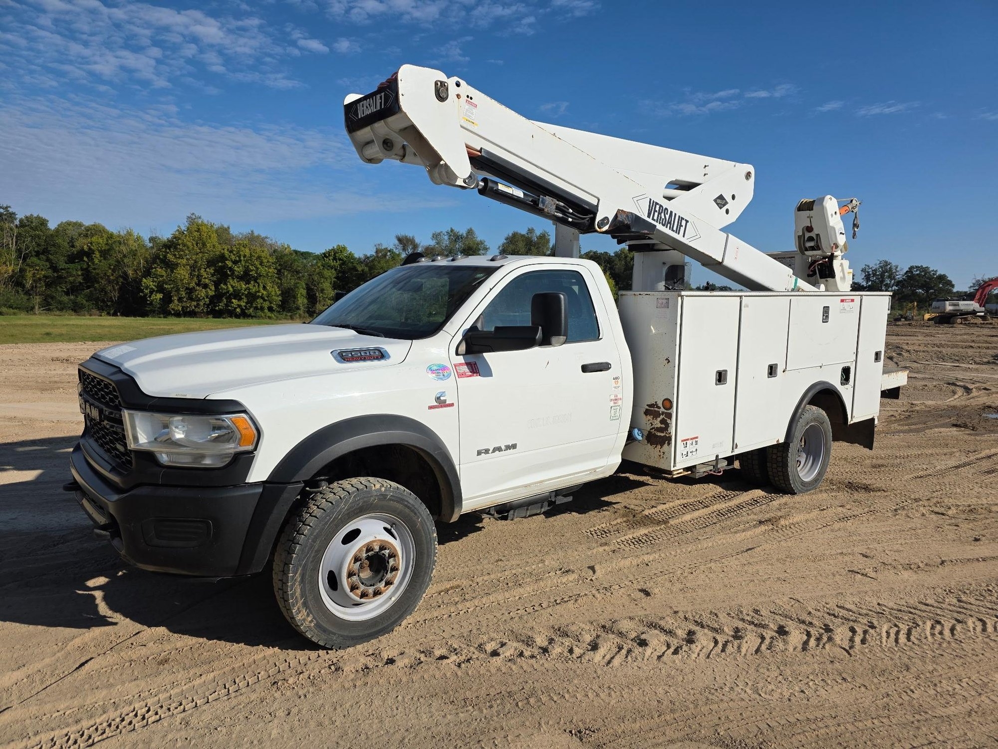 2019 RAM 5500 Bucket Truck with Versalift VST47 Boom - Cummins Diesel - 4X4 - Automatic (A56435)