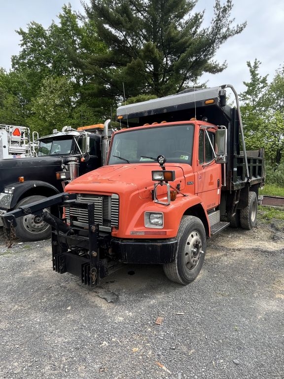 2000 Freightliner FL70, 5.9 Cummins (A52384)