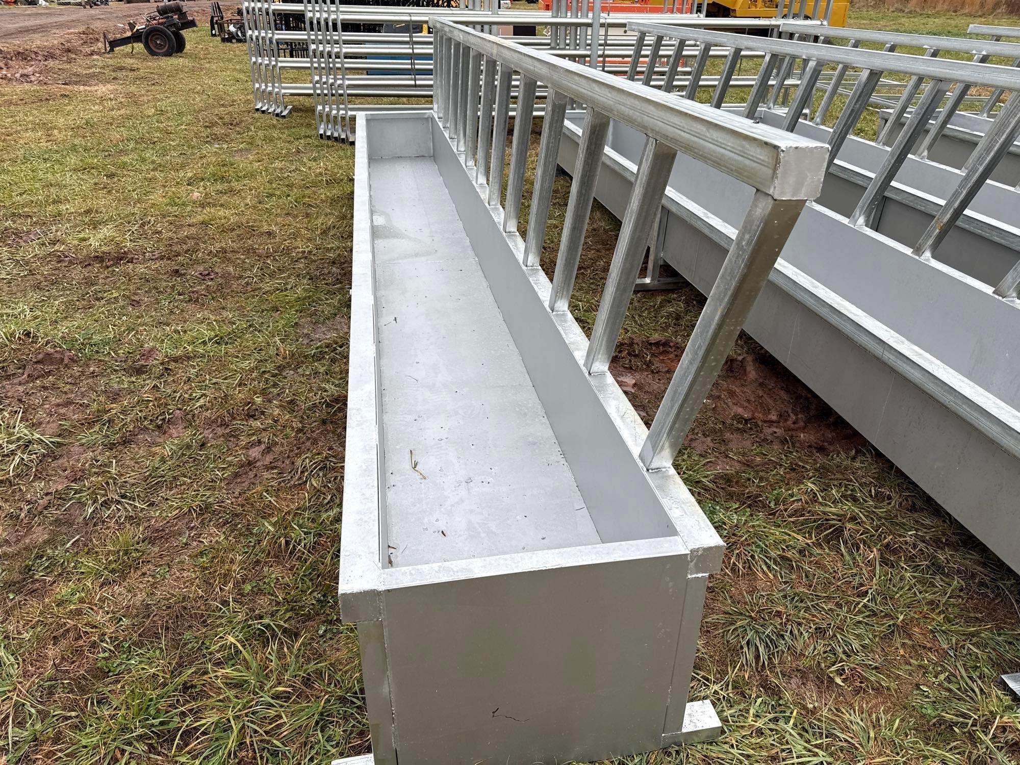 (1) HD 20ft Free Standing Corral Panel with Feed Bunk (A57453)