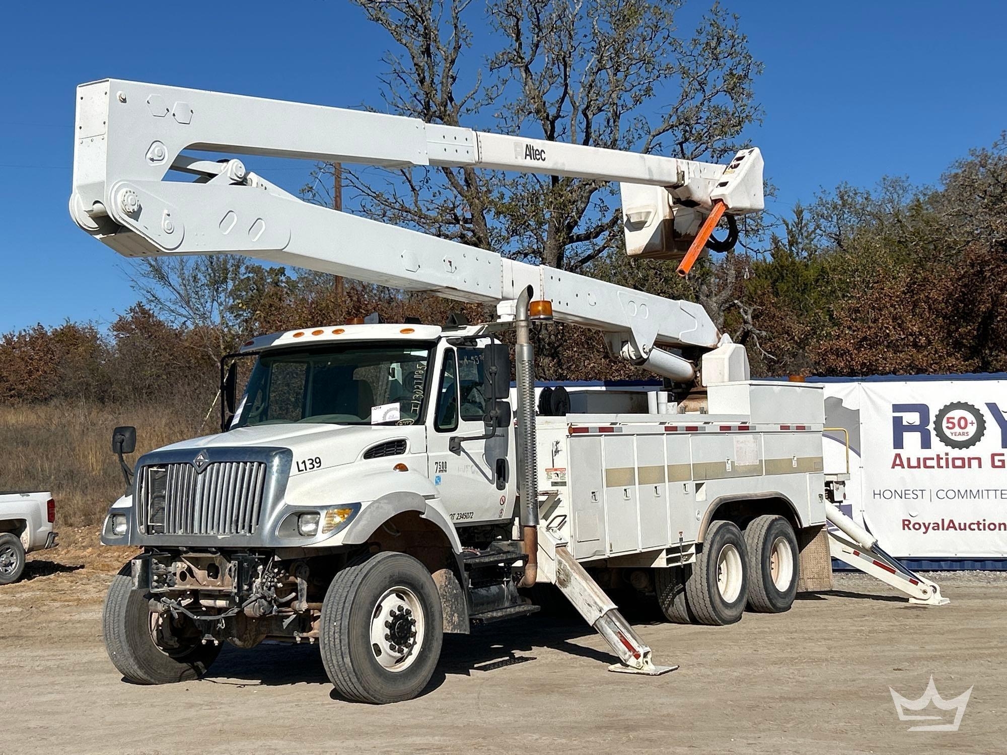2006 International 7500 Altec 77T 77ft. Material Handling Bucket Truck (A55973)