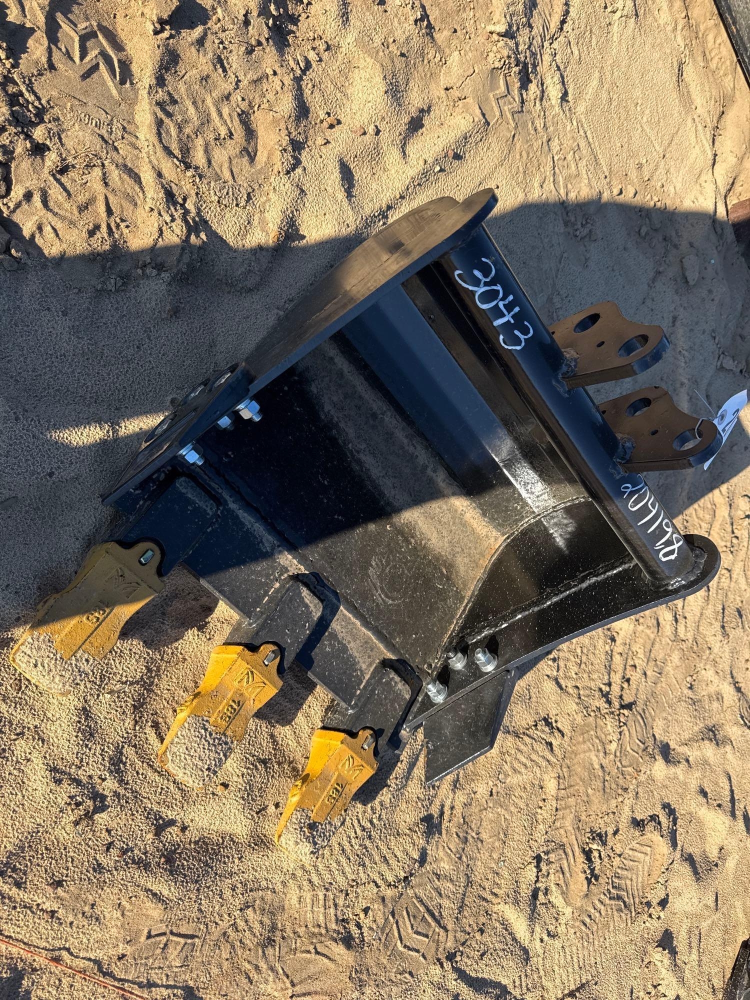 UNUSED FUTURE 17" EXCAVATOR BUCKET (A57193)