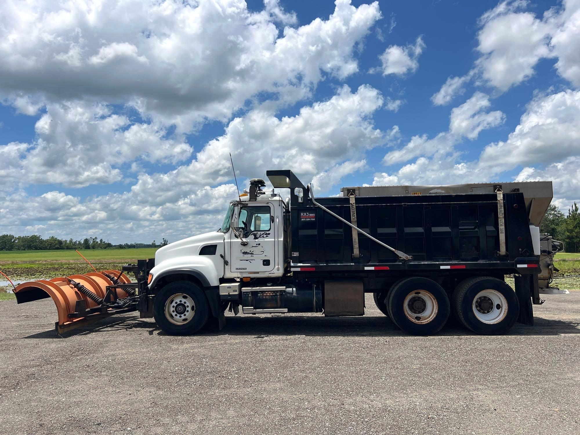 2004 MACK GRANITE CV713 DUMP TRUCK (A51406)