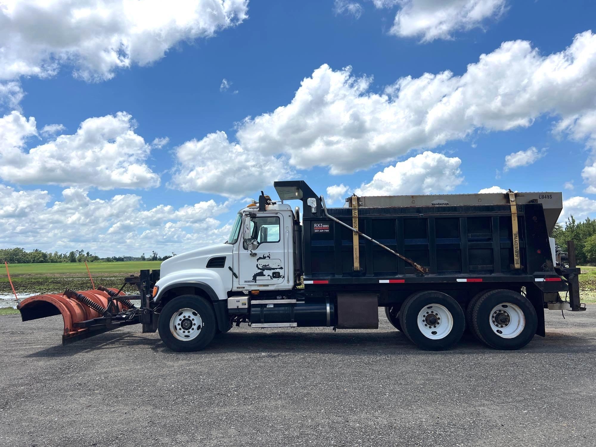 2004 MACK GRANITE CV713 DUMP TRUCK (A51406)