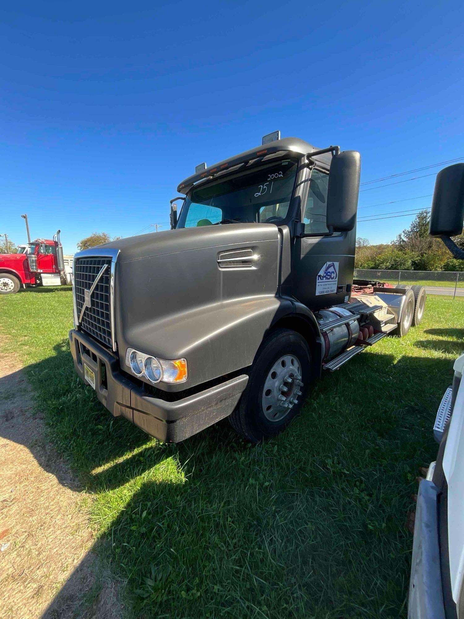 2002 Volvo Tandem Axle Road Tractor (A47477)