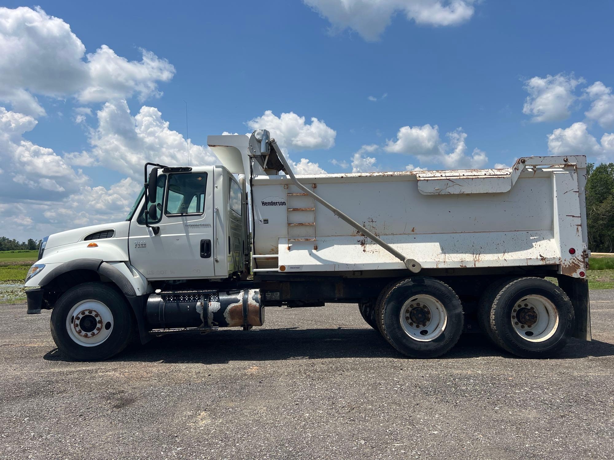 2006 INTERNATIONAL 7400 6X4 DUMP TRUCK (A51406)