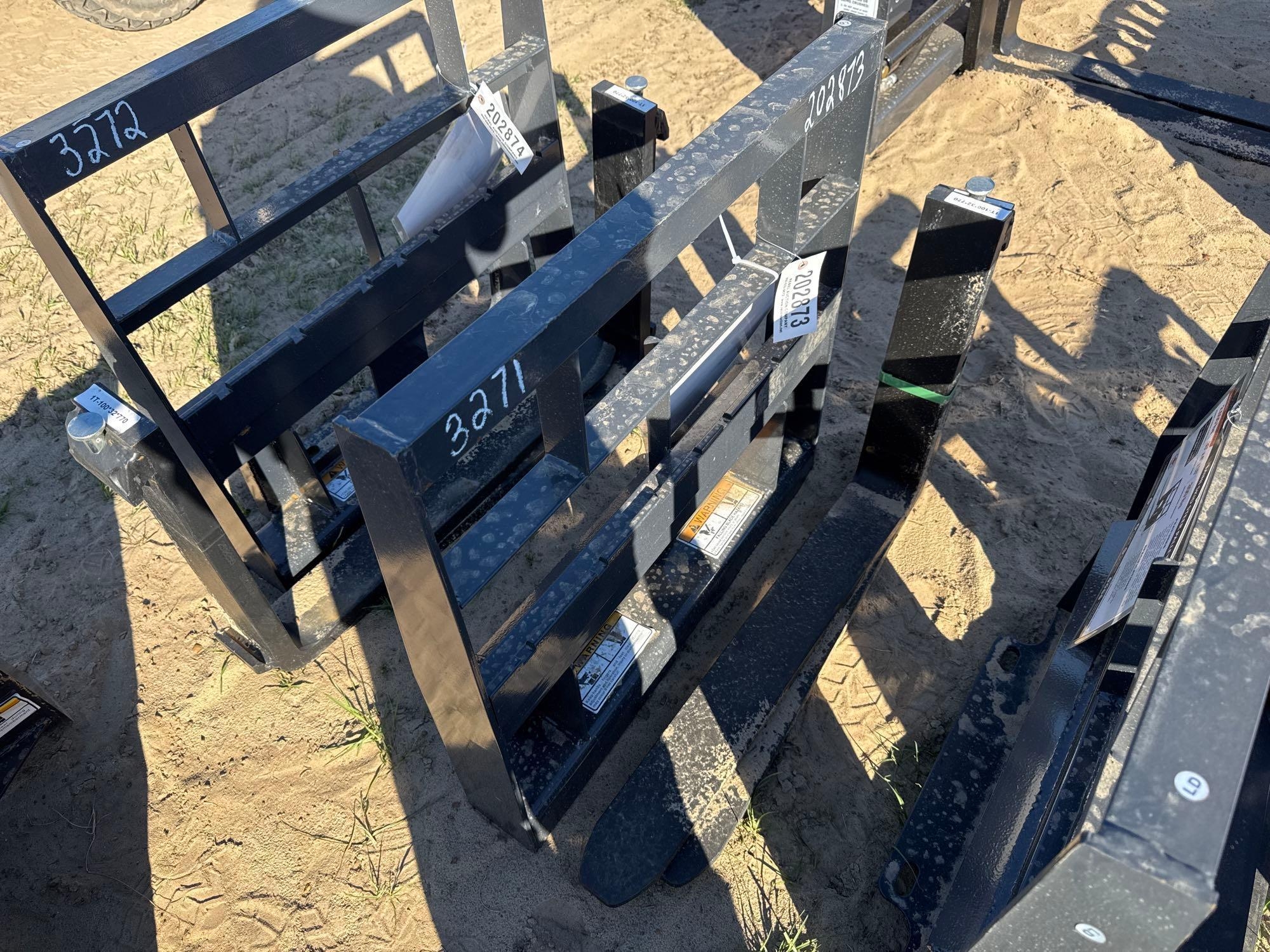 UNUSED WOLVERINE MPF-11 2500G 30" PALLET FORKS (A57193)