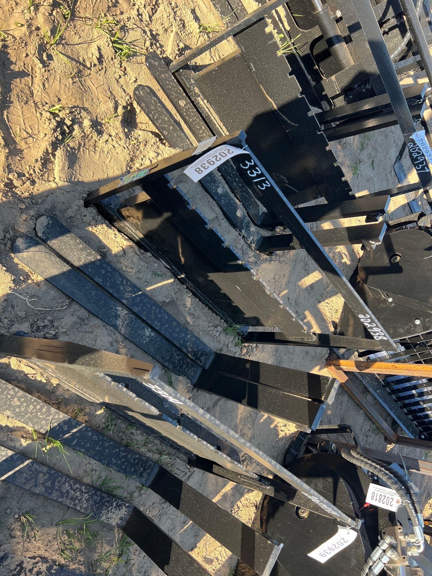 UNUSED FUTURE 29" PALLET FORKS W/ MAST (A57193)