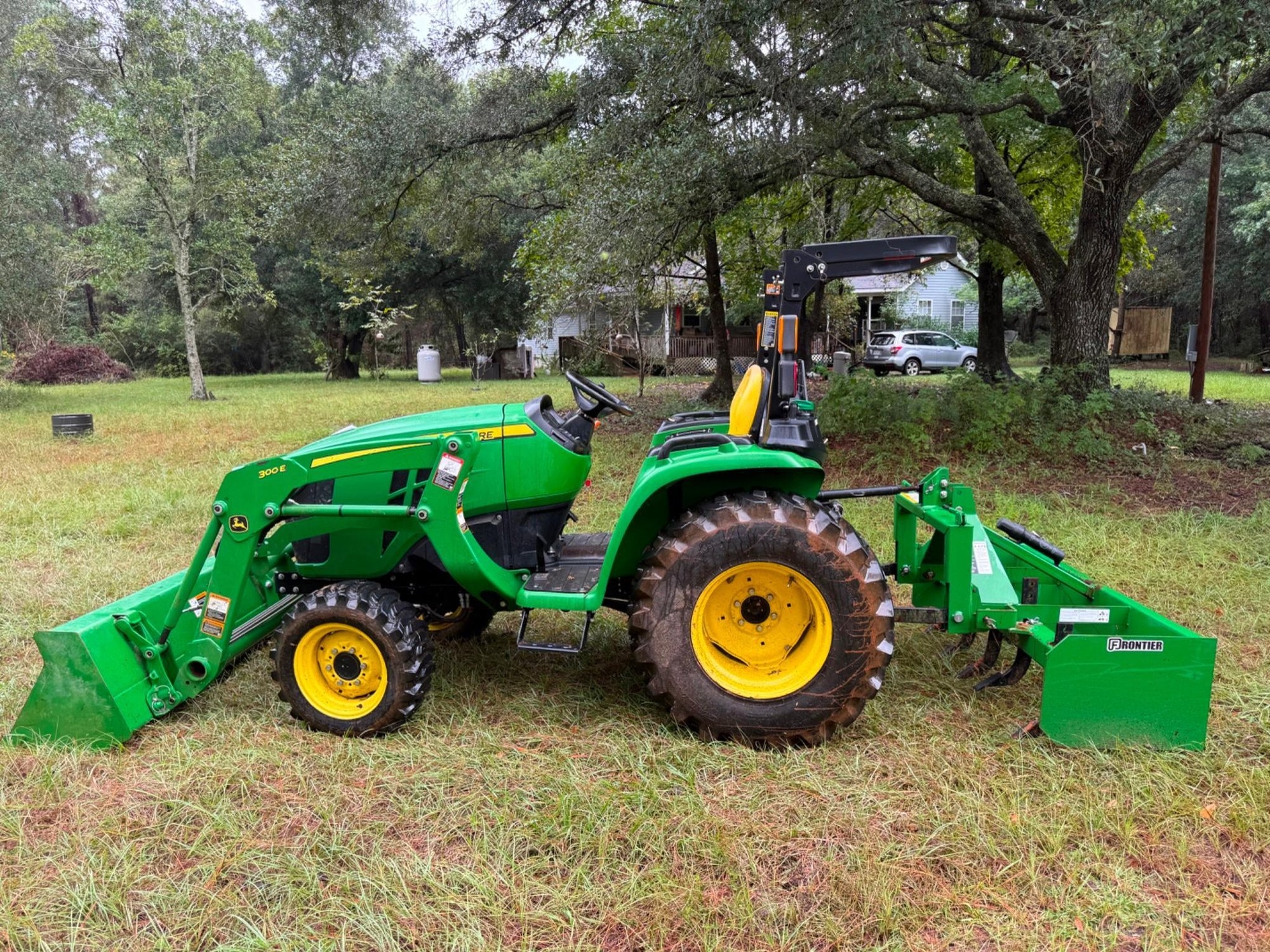 John Deere 3032E with loader and Box Blade (A55302)
