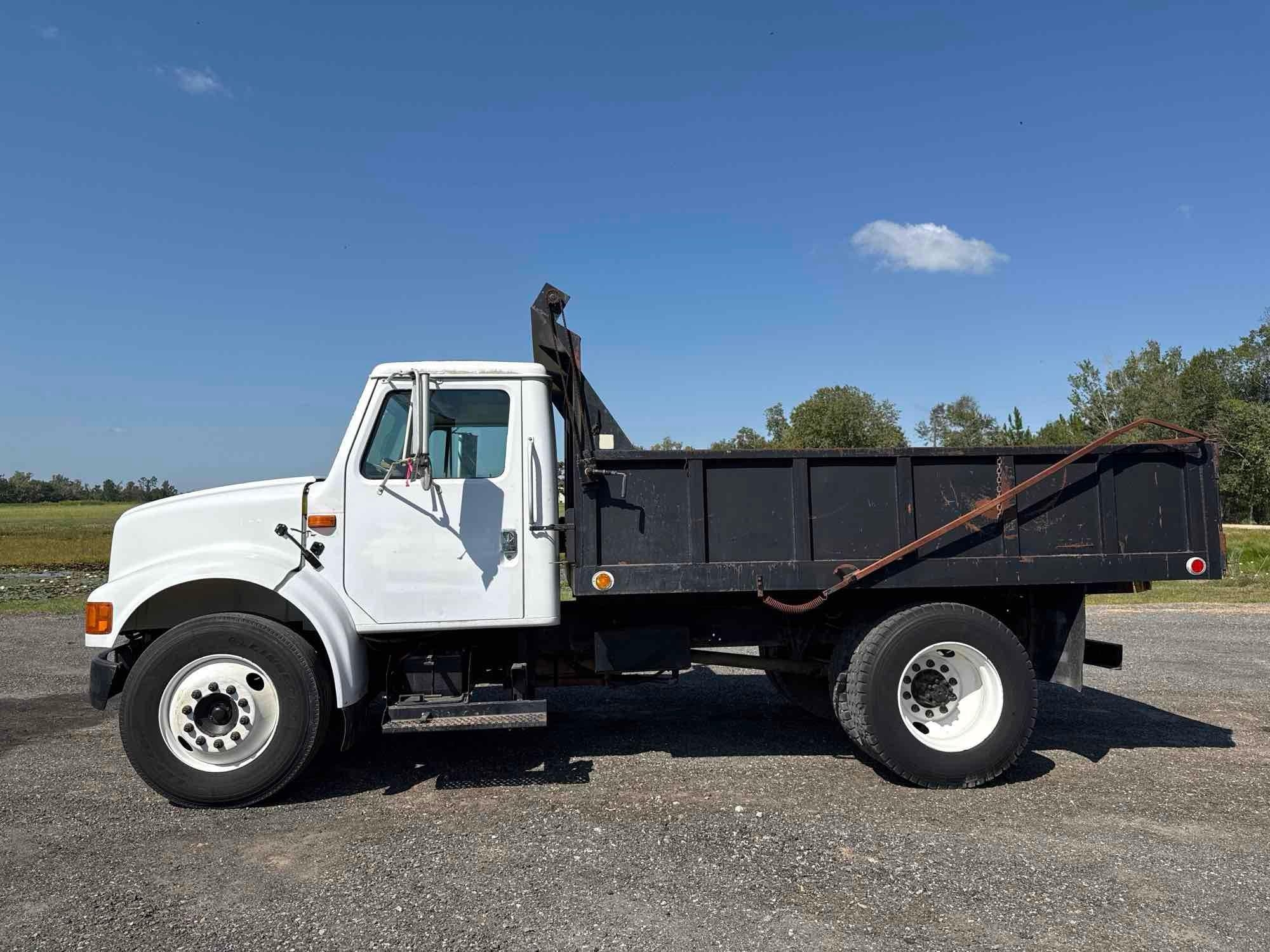 1996 INTERNATIONAL 4700 4X2 DUMP TRUCK (A51406)