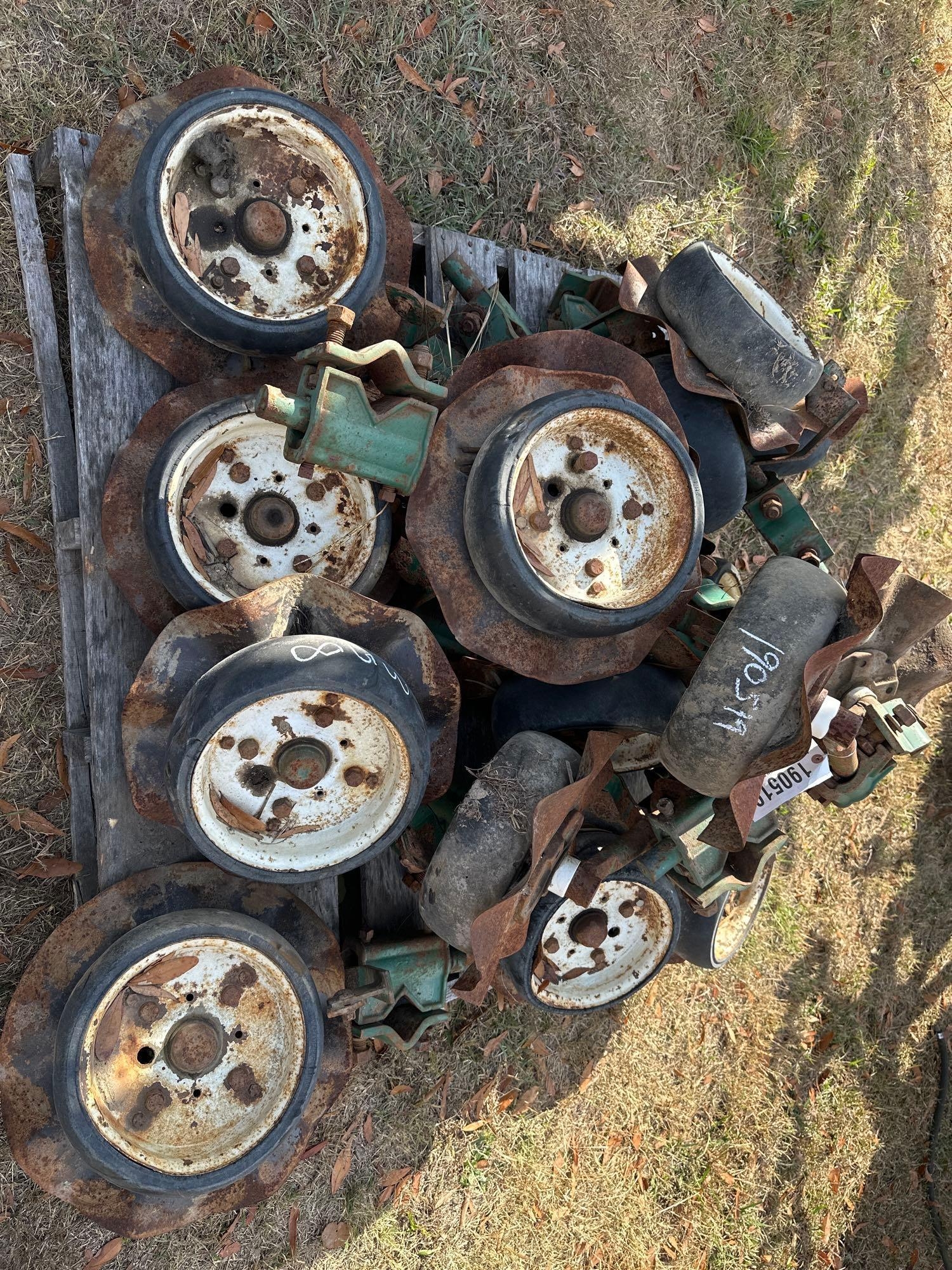 PALLET OF KMC STRIP TILL COULTERS (A52708)