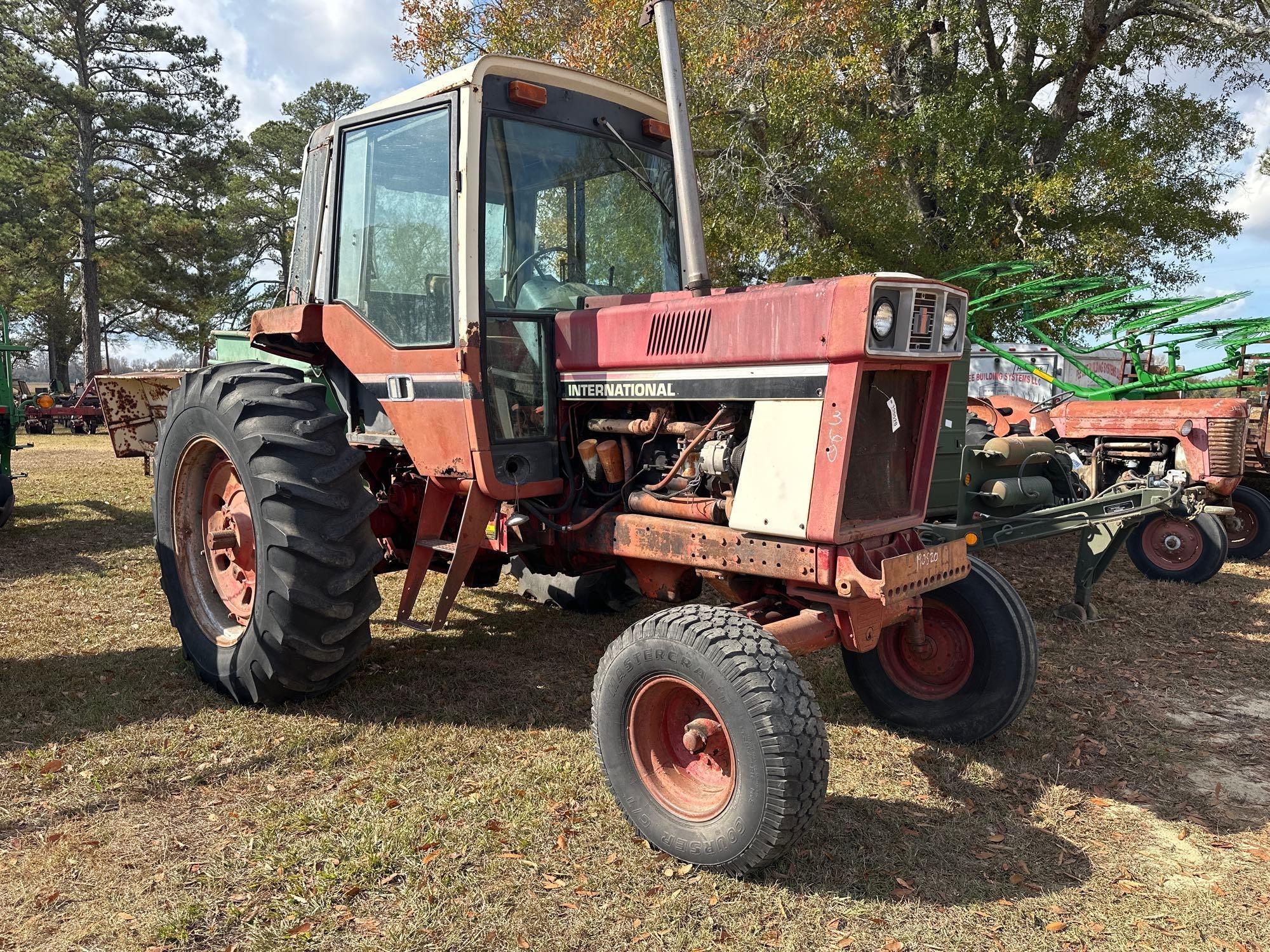INTERNATIONAL 1086 TRACTOR (A52708)