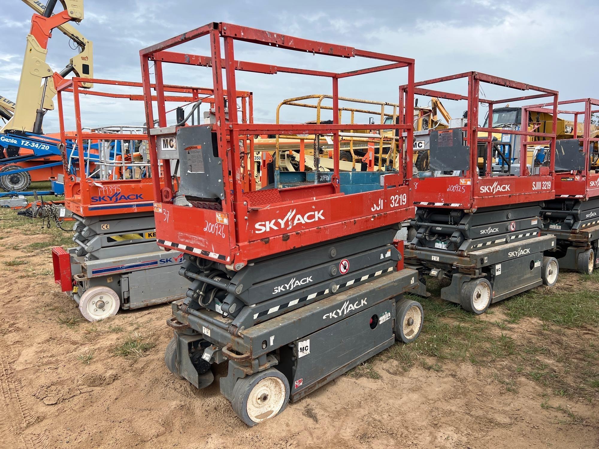 2018 SKYJACK SJIII3219 ELECTRIC SCISSOR LIFT (A52705)