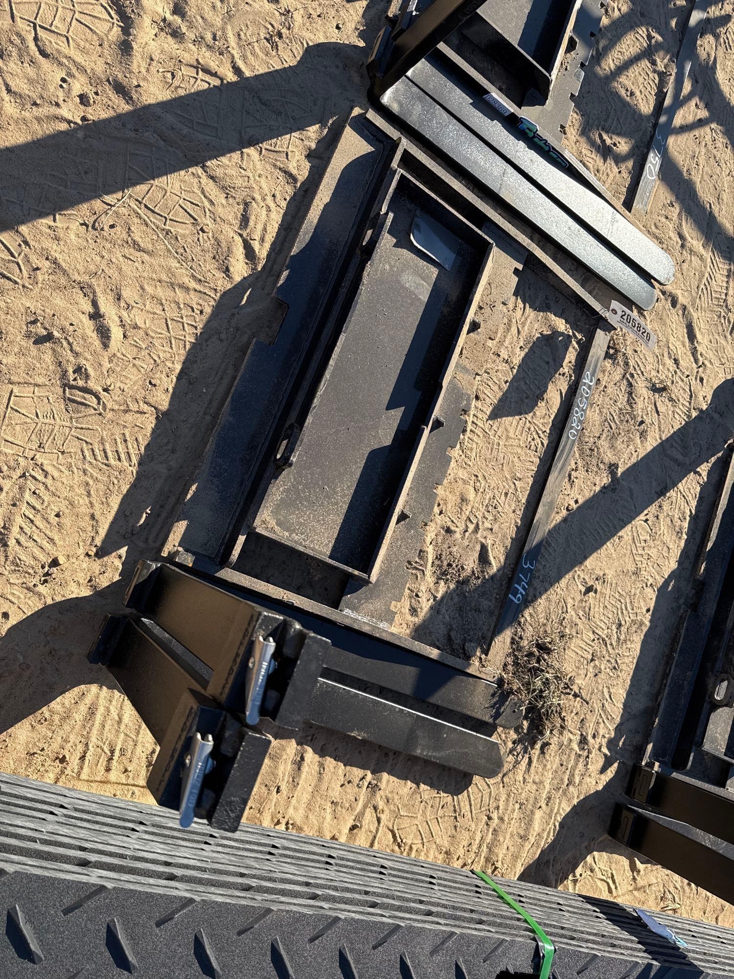 UNUSED FUTURE MINI PALLET FORKS (A57193)