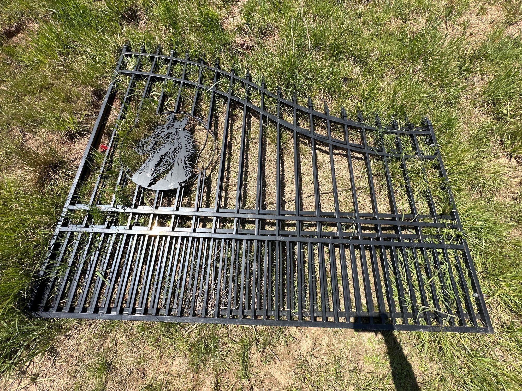 16ft Single Horse Design Iron Gate (A44391)
