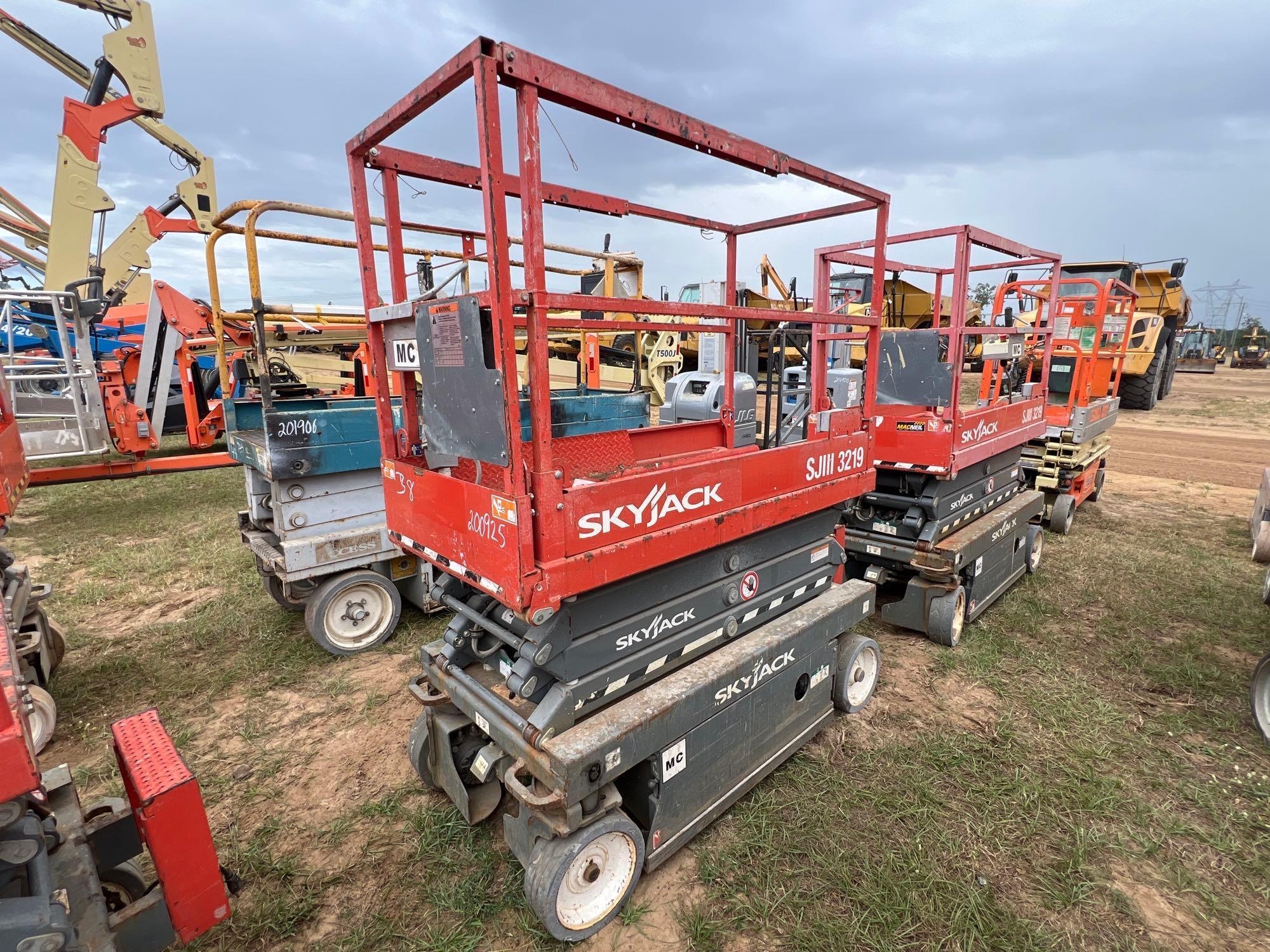 2018 SKYJACK SJIII3219 ELECTRIC SCISSOR LIFT (A52705)