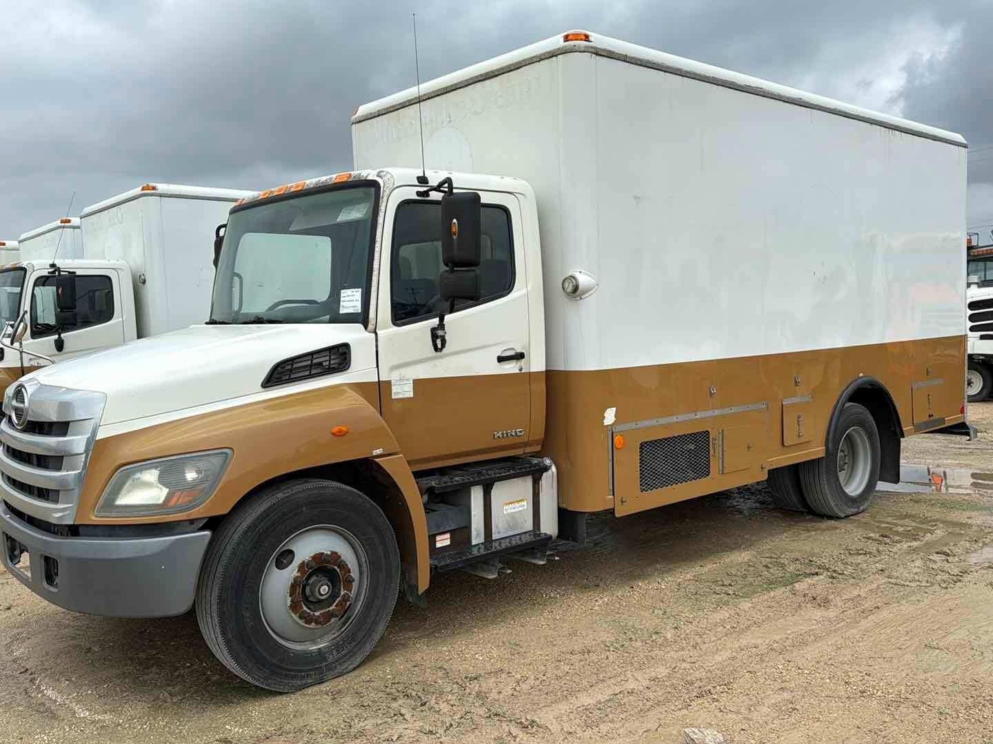 2015 HINO BOX TRUCK (A52472)