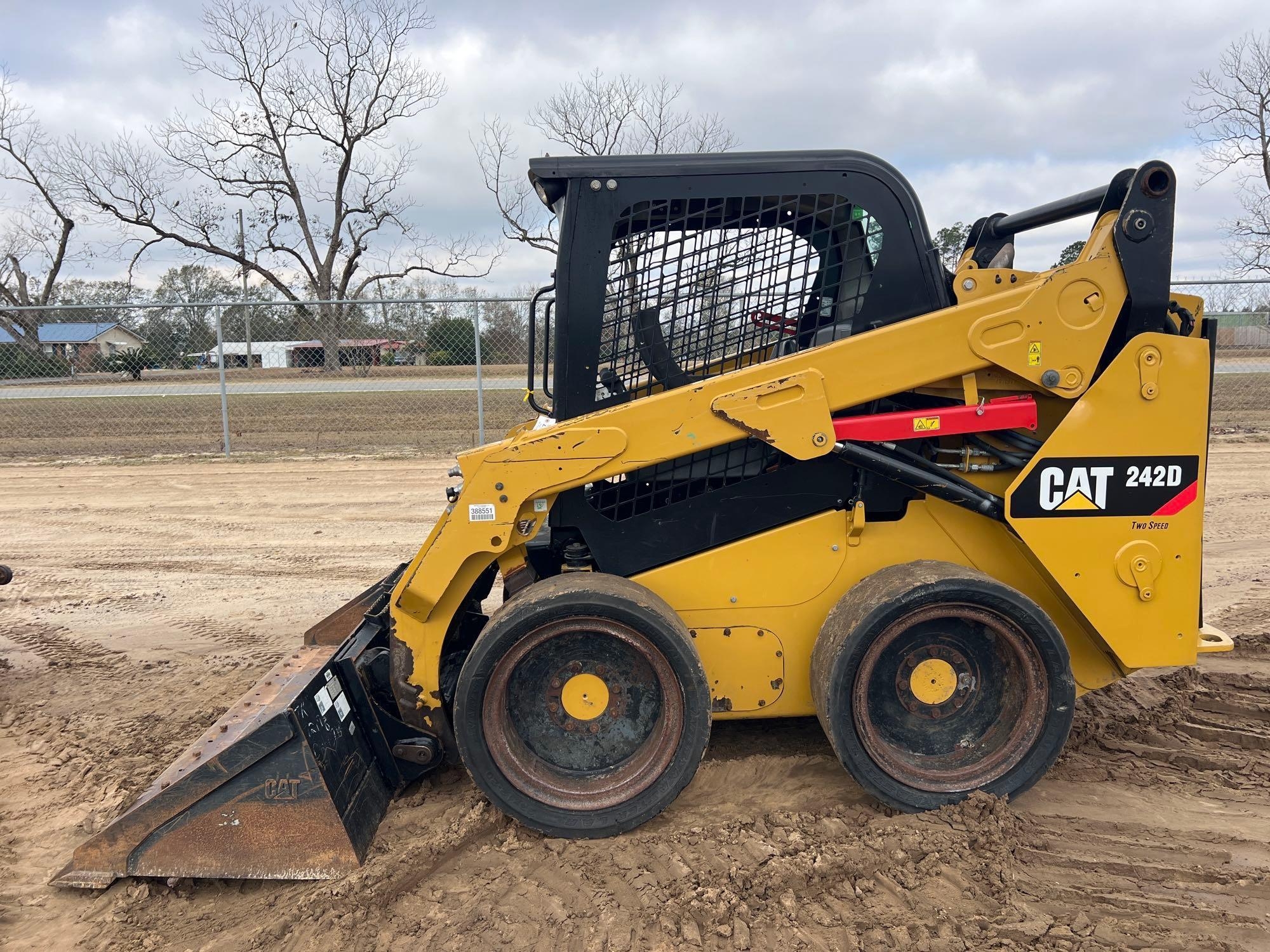 2018 CATERPILLAR 242D SKID STEER (A52709)