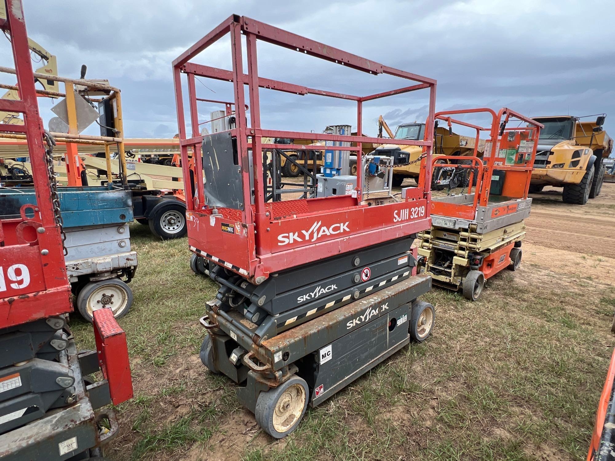 2018 SKYJACK SJIII 3219 ELECTRIC SCISSOR LIFT (A52705)
