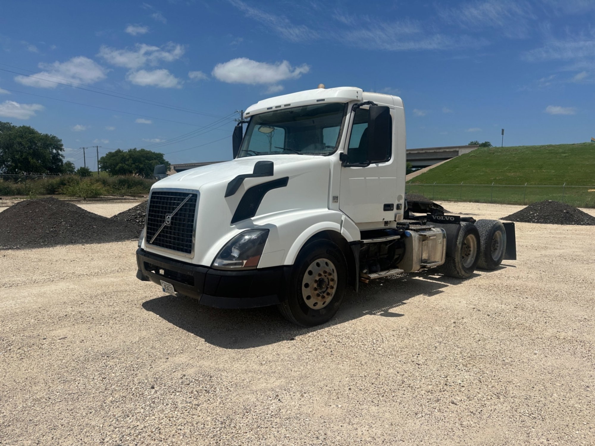 2014 VOLVO VN SERIES DAY CAB (A50854)