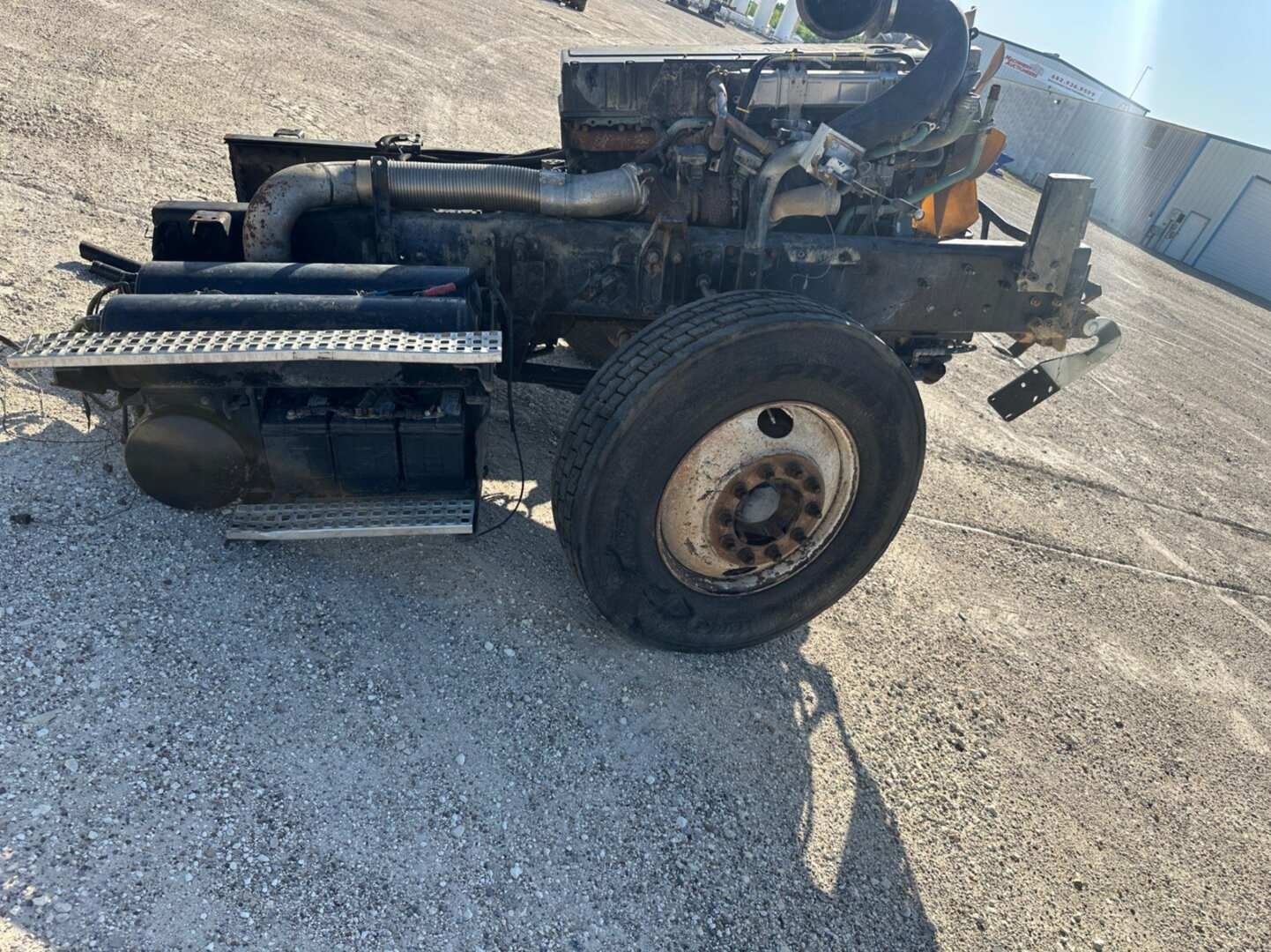 VOLVO 12.1 L FRONT CLIP (INOPERABLE) (A53843)