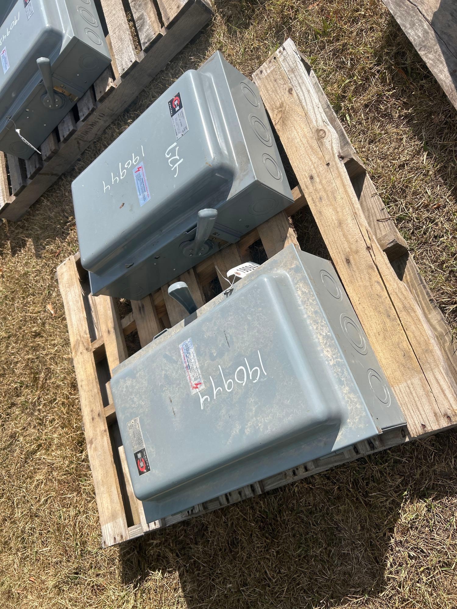 (2) CUTTLER HAMMER 200 AMP DISCONNECT (A52708)