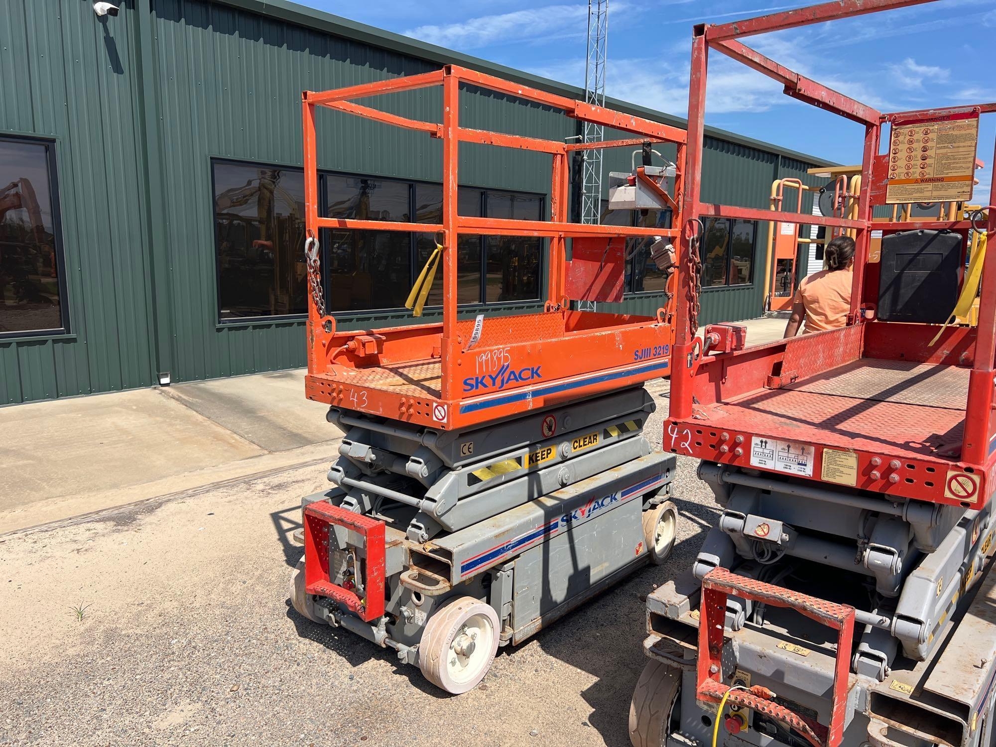 SKYJACK SJIII 3219 ELECTRIC SCISSOR LIFT (A51246)