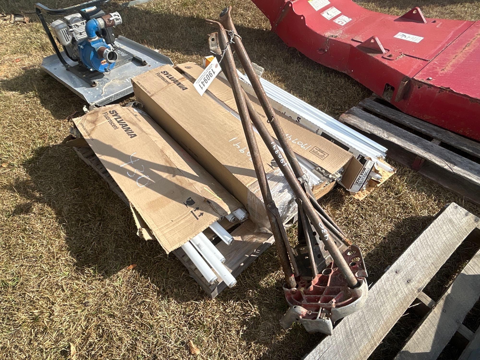 PALLET OF LIGHT BULBS & PIPE VICE STAND (A52708)