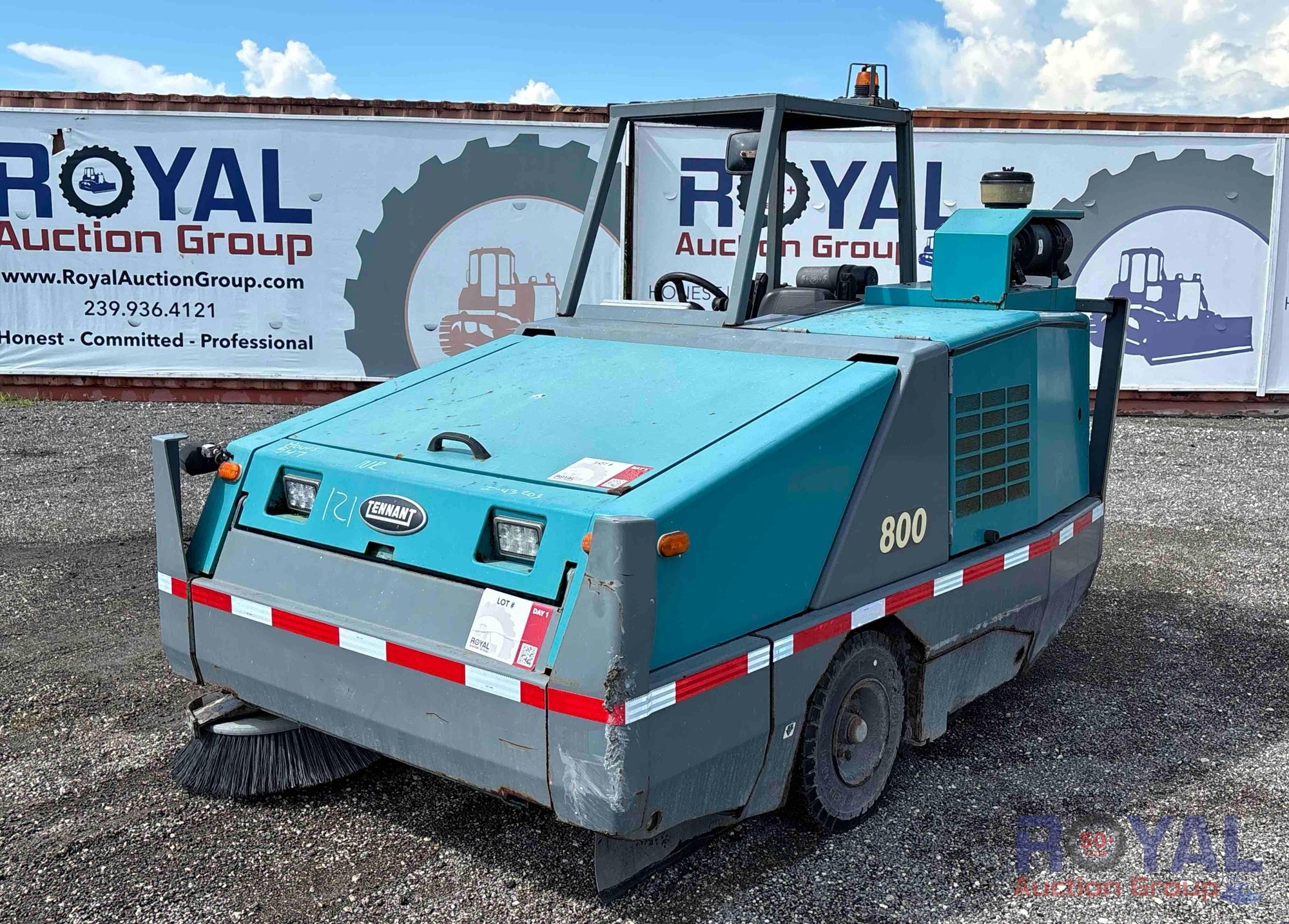 Tennant 800 Ride-On Street Sweeper (A53421)