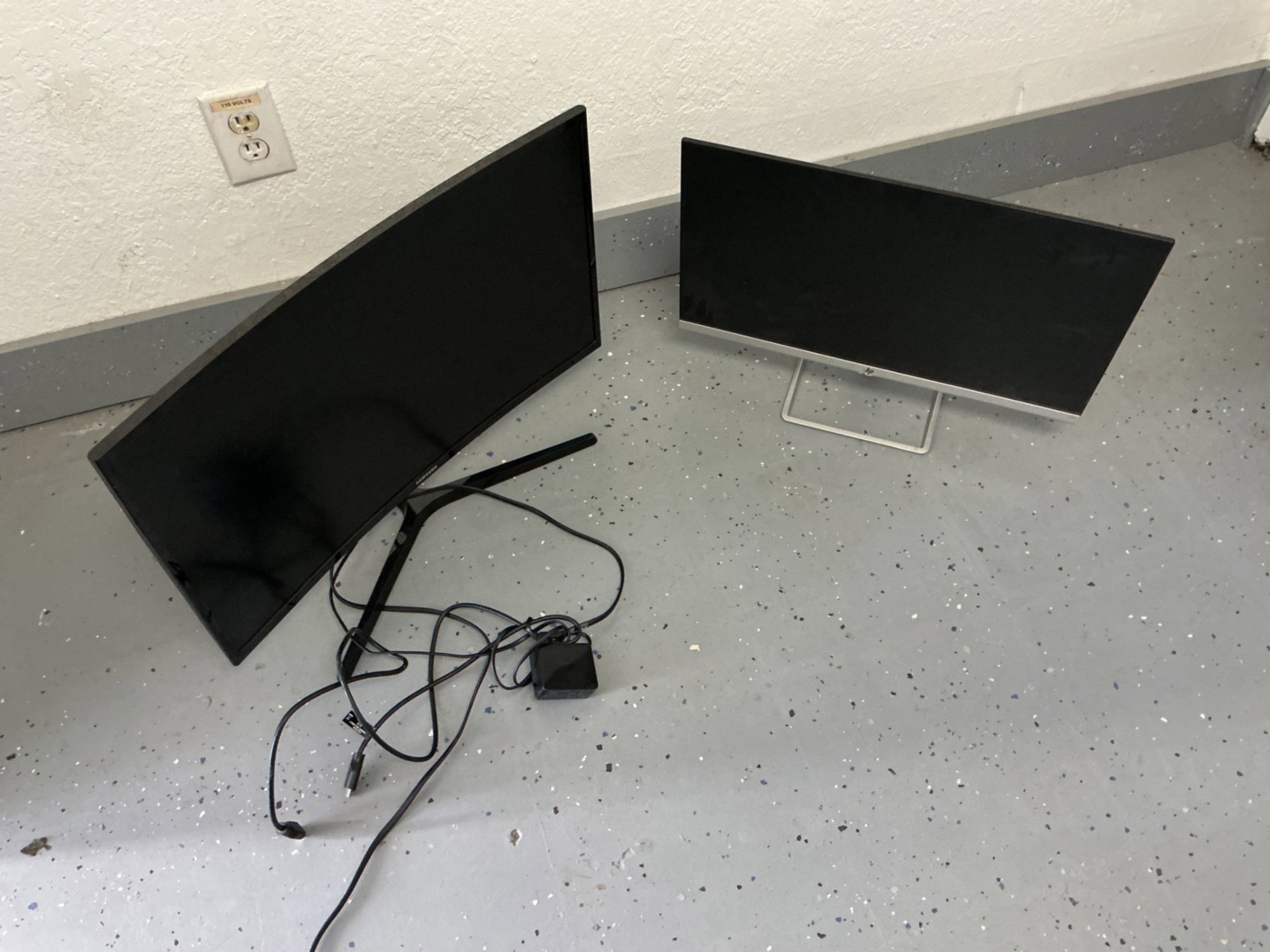 2 MONITORS:  HP & SAMSUNG (A53843)