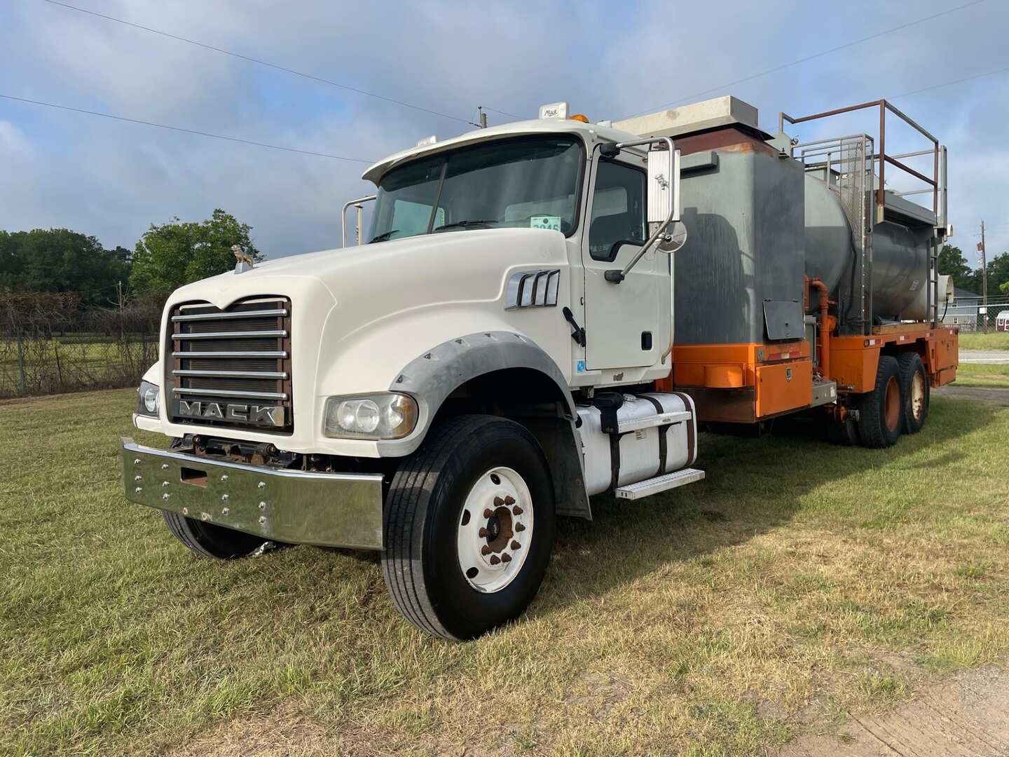2011 MACK GRANITE HOT OIL (A50854)