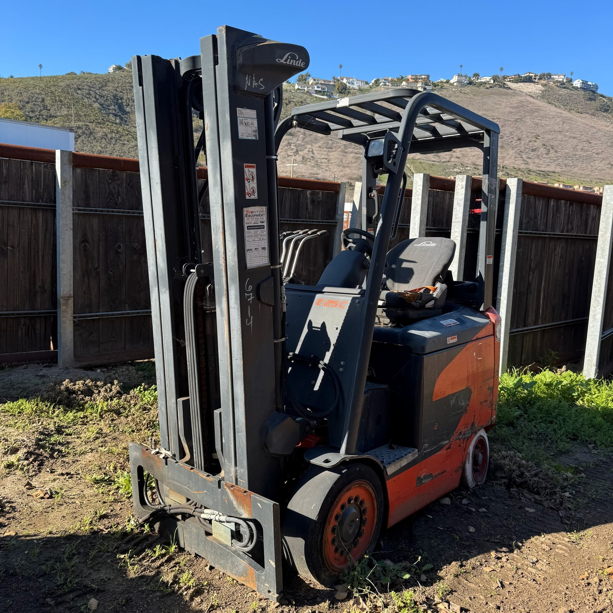 Linde E25C 5,000 lb Electric Forklift â€“ Cushioned 4-Wheel, Indoor/Outdoor Use **Needs Batteries** (A59225)