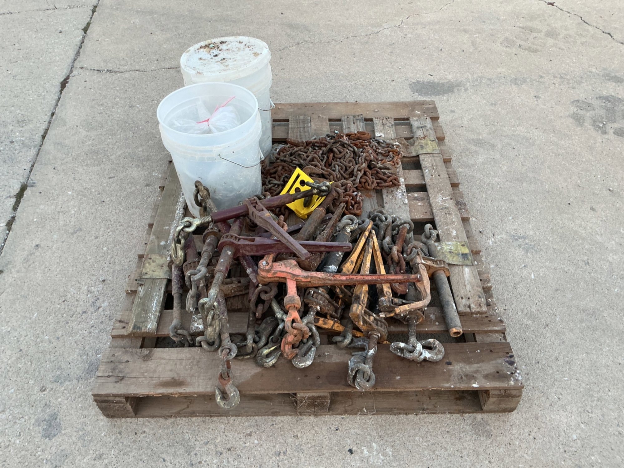 PALLET OF CHAINS AND BINDERS (A53843)