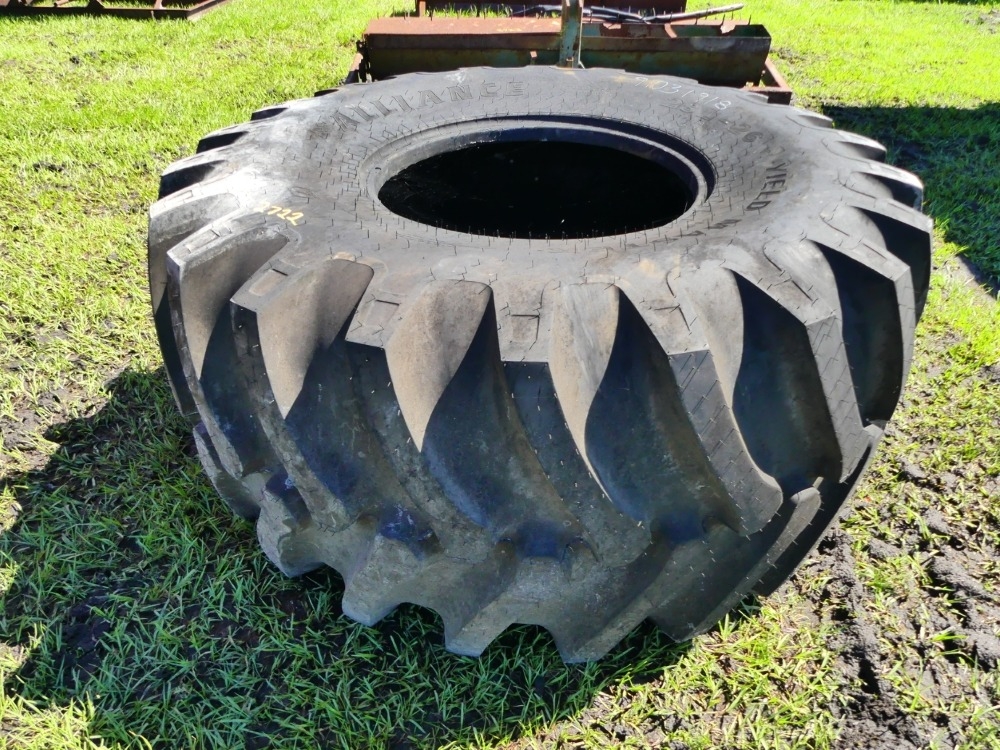 (1) Alliance Yield Master 28L-26 Tire (A53316)