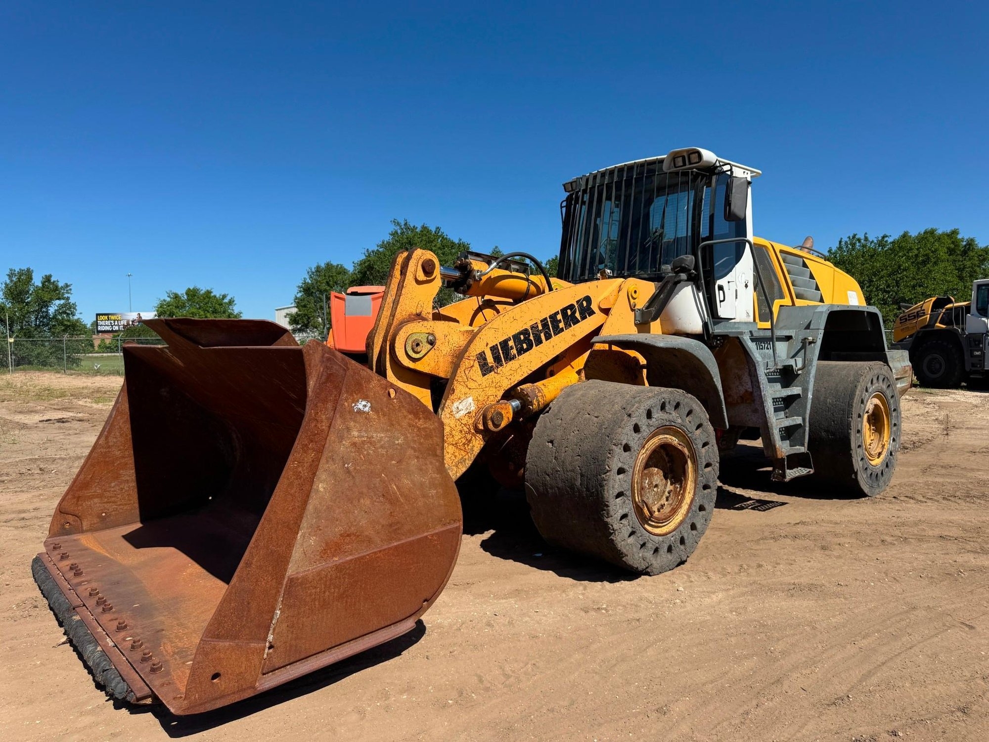 2011 Liebherr L586 (A51039)