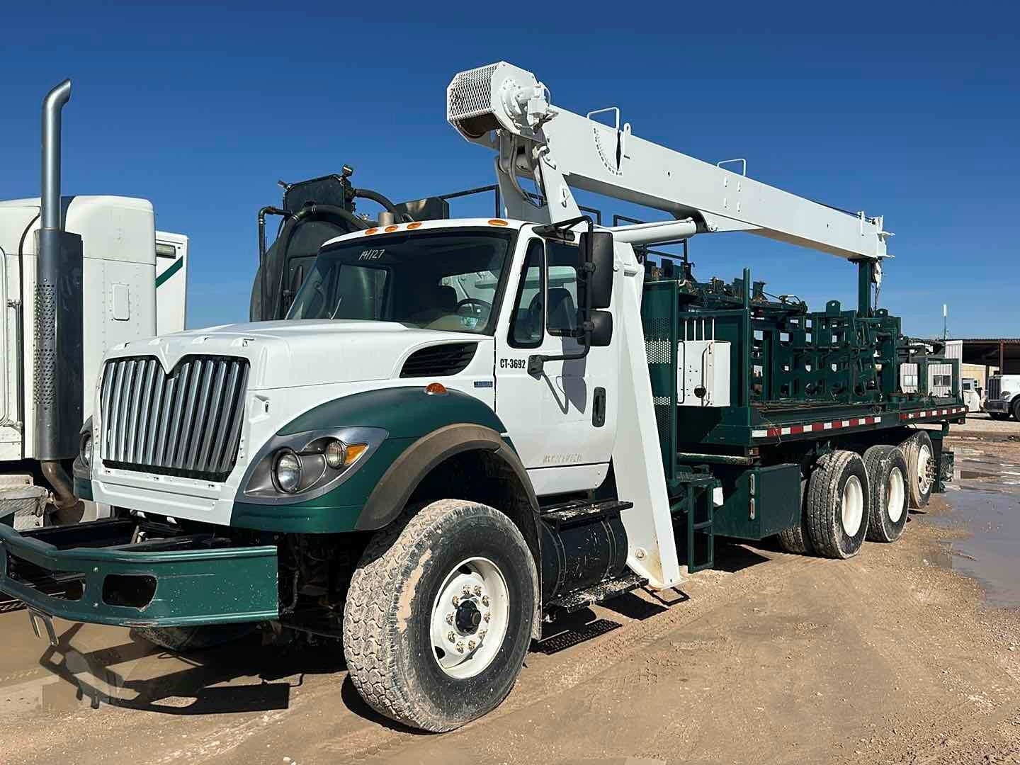 2010 INTERNATIONAL SF647 CRANE TRUCK (A55745)