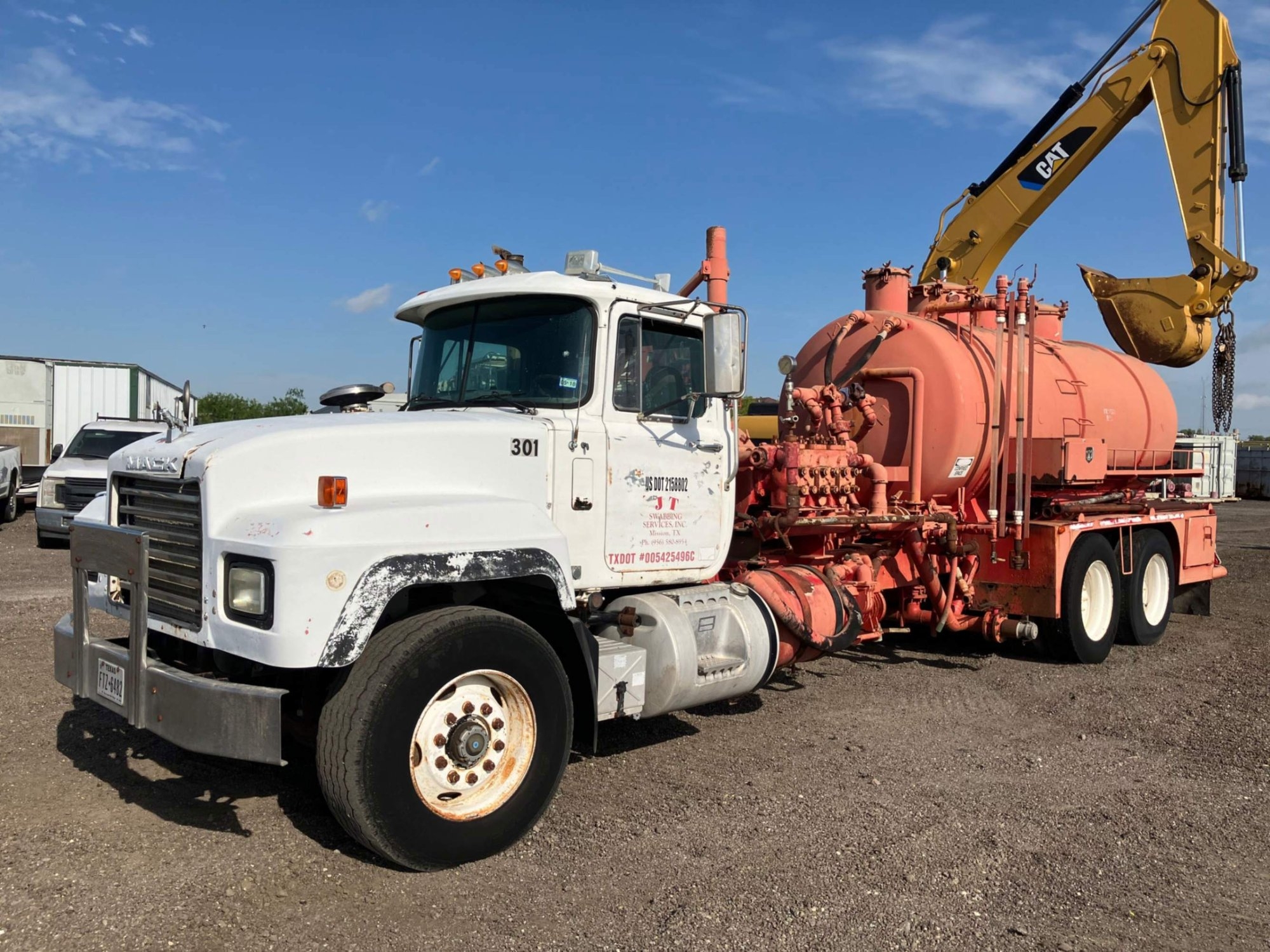 2001 MACK RD688S (A52472)