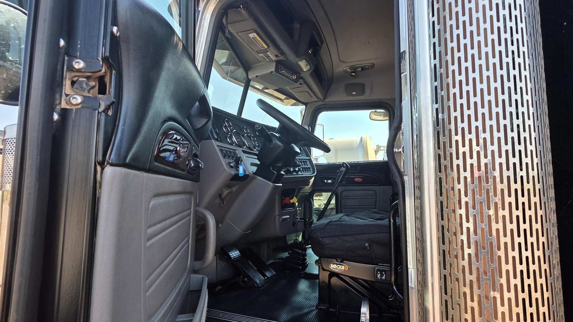 2015 PETERBILT 389 (A52472)
