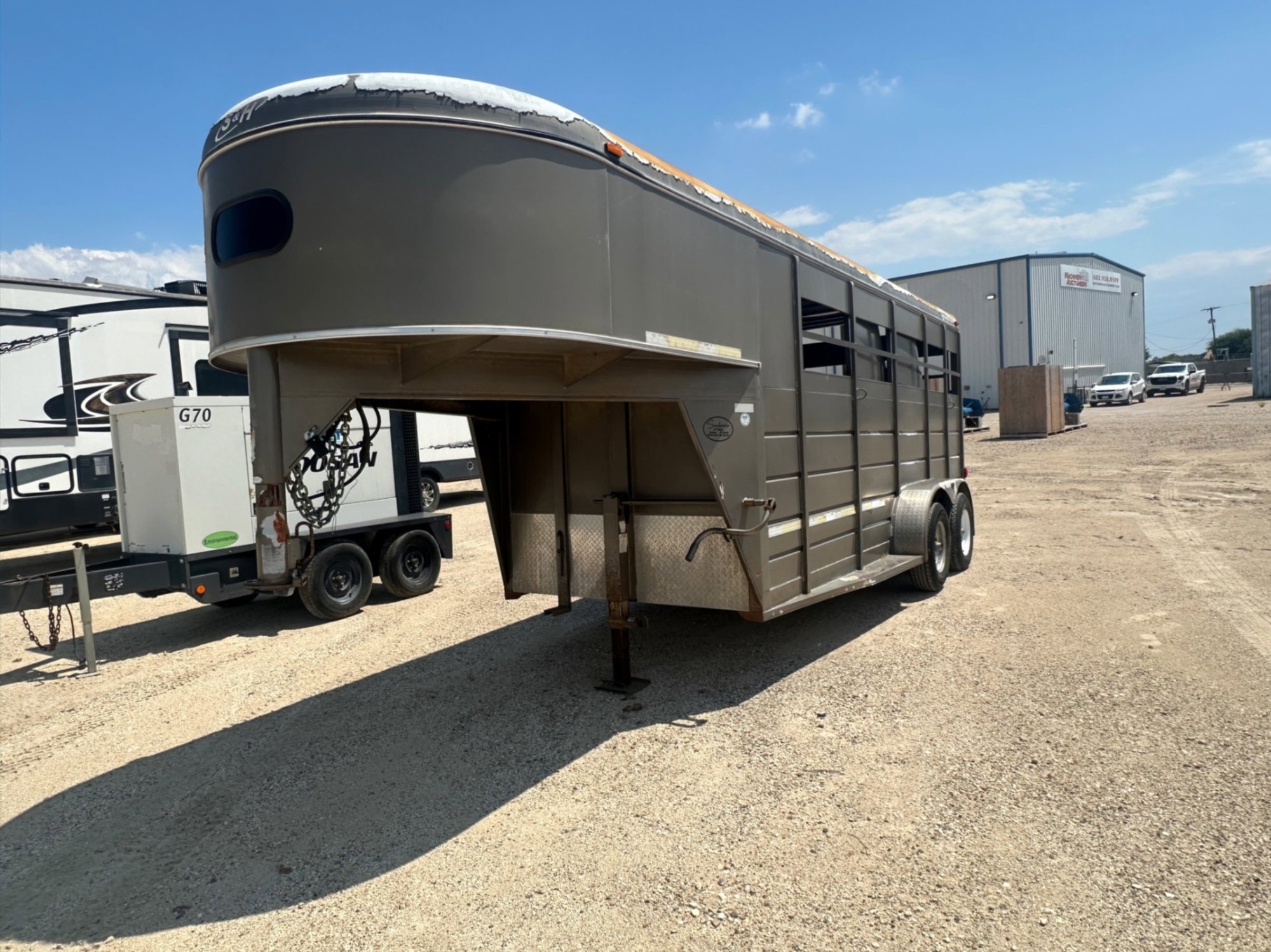 2006 S&H HORSE TRAILER (A52472)