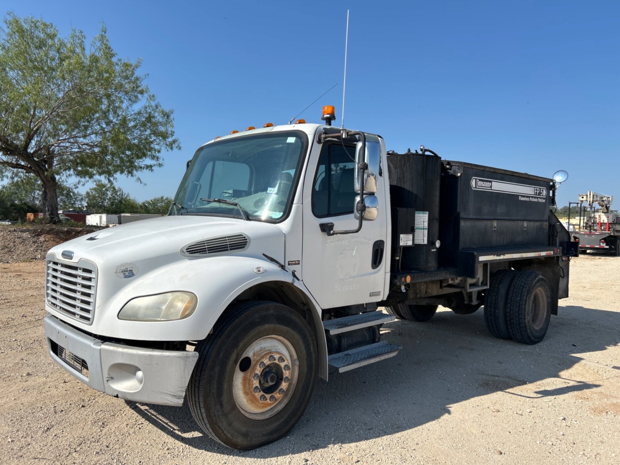 2008 FREIGHTLINER M2 106 (A53843)