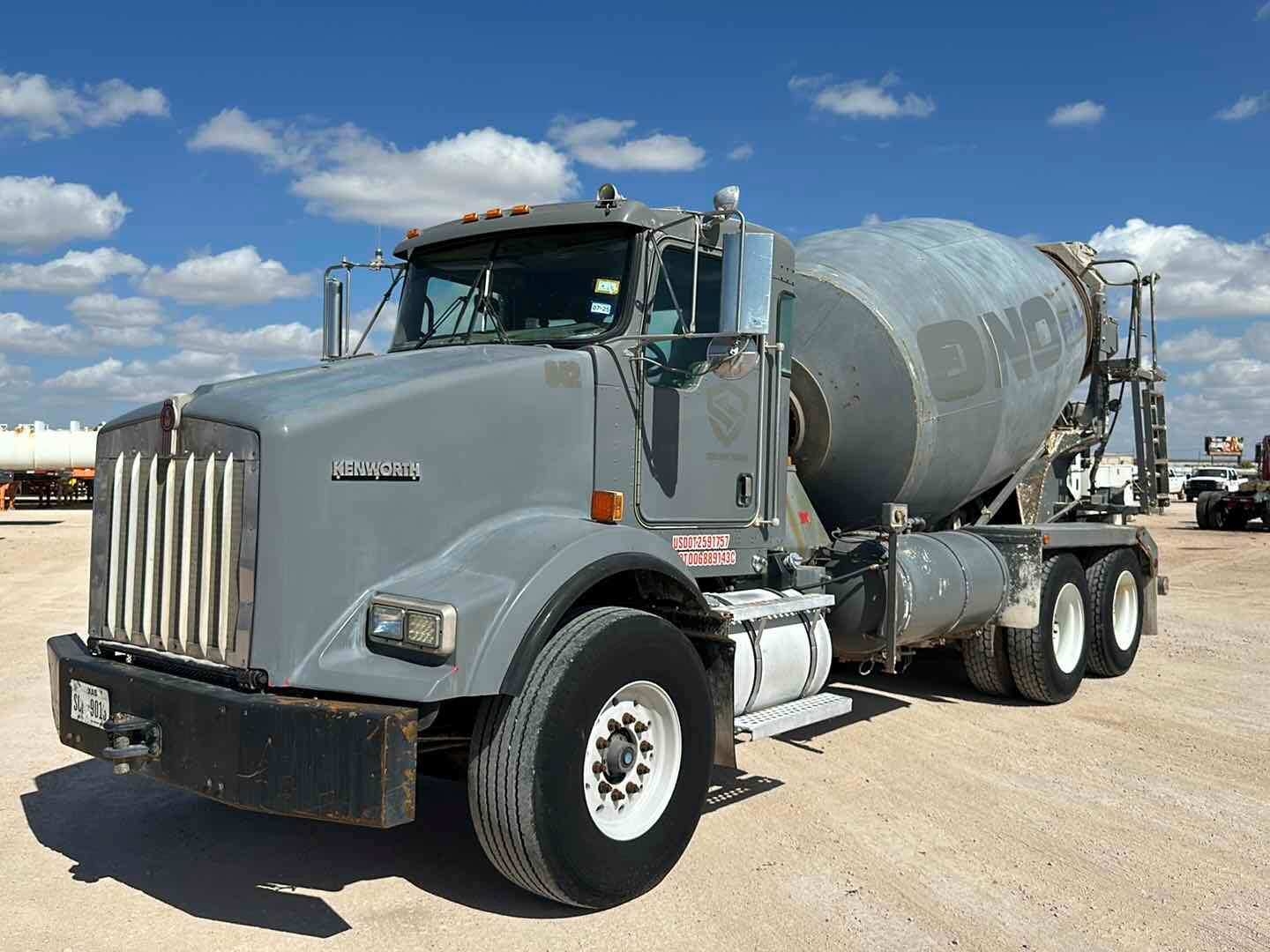 2014 KENWORTH T800 MIXER TRUCK (A53843)