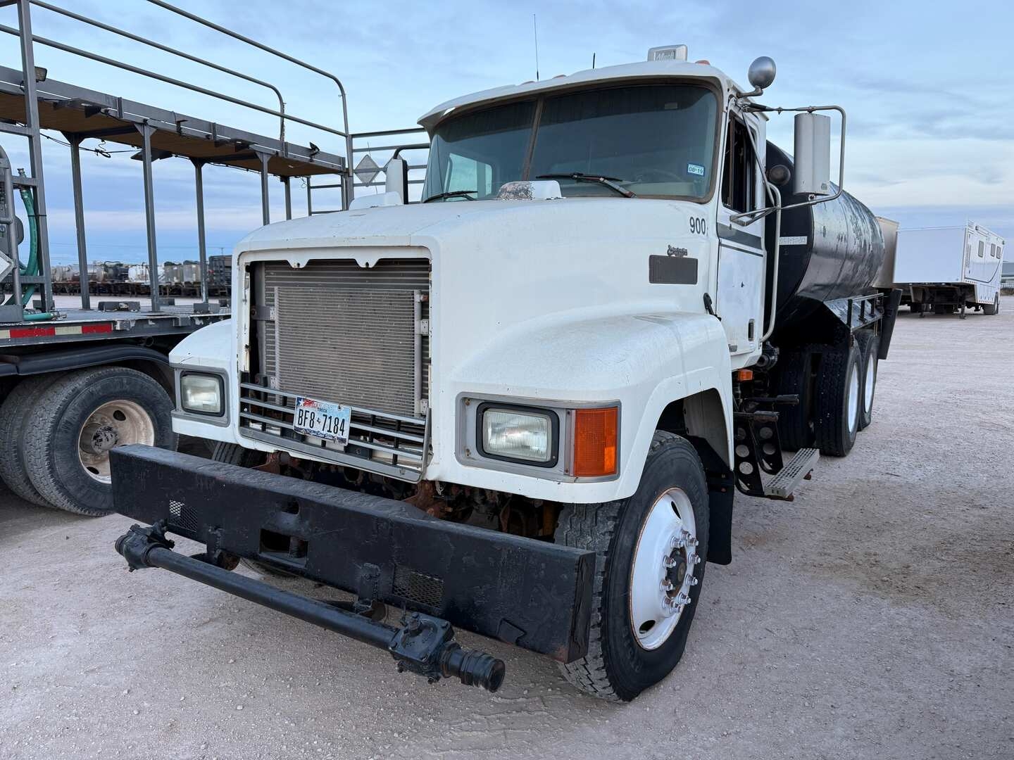 2004 MACK CH613 WATER TRUCK (INOPERABLE) (A58214)