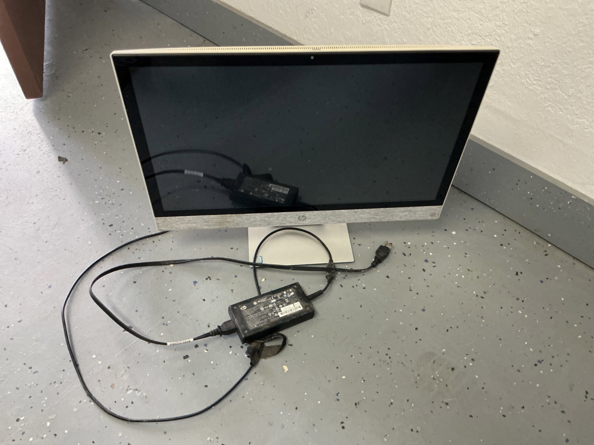 MONITOR WITH BUILT IN COMPUTER (A53843)